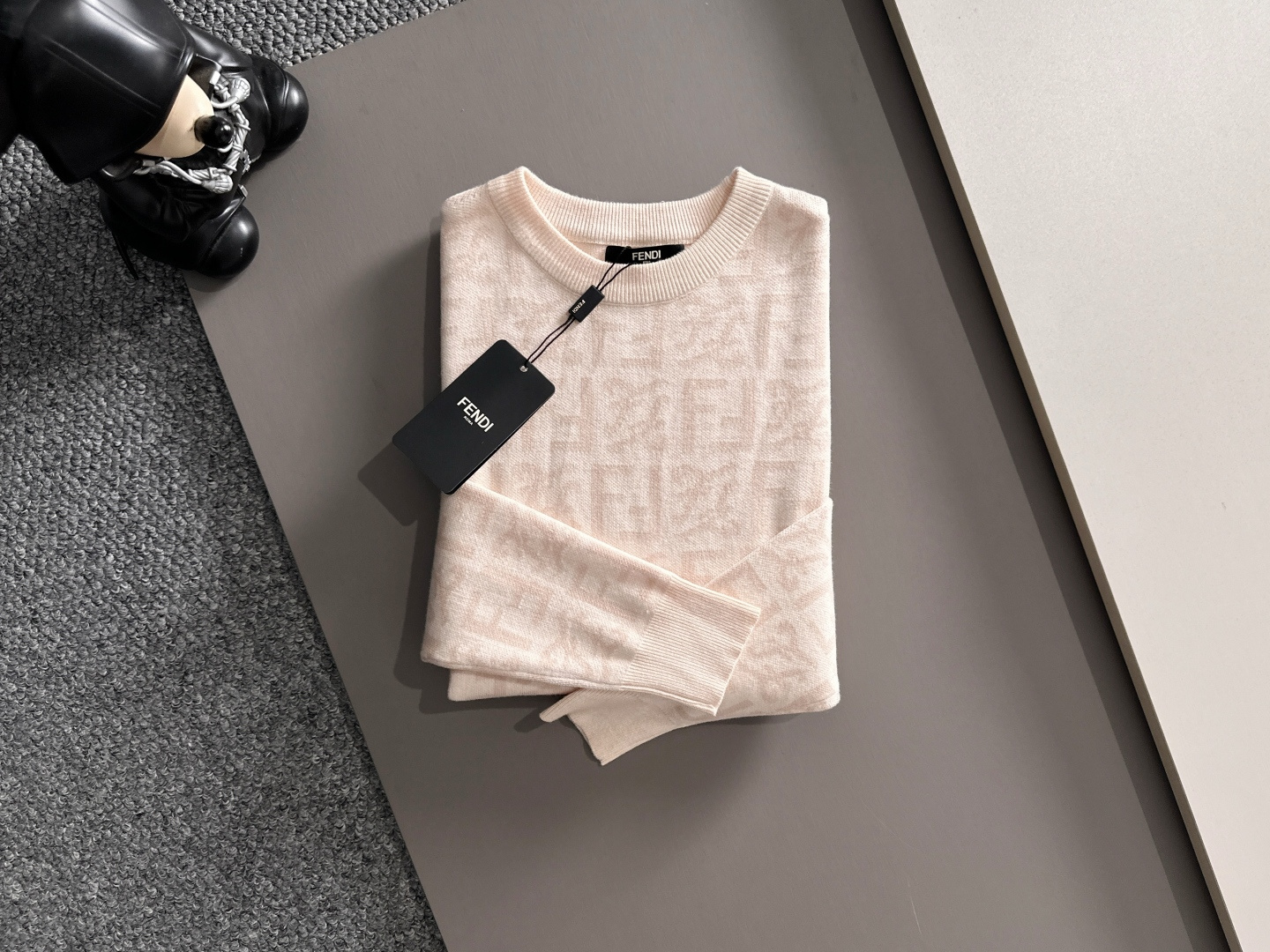 fendi 2025秋冬新款羊毛毛衣 高品质意大利进口羊毛混纺面料，高密度针织，时尚百搭毛衣，帅气十足。