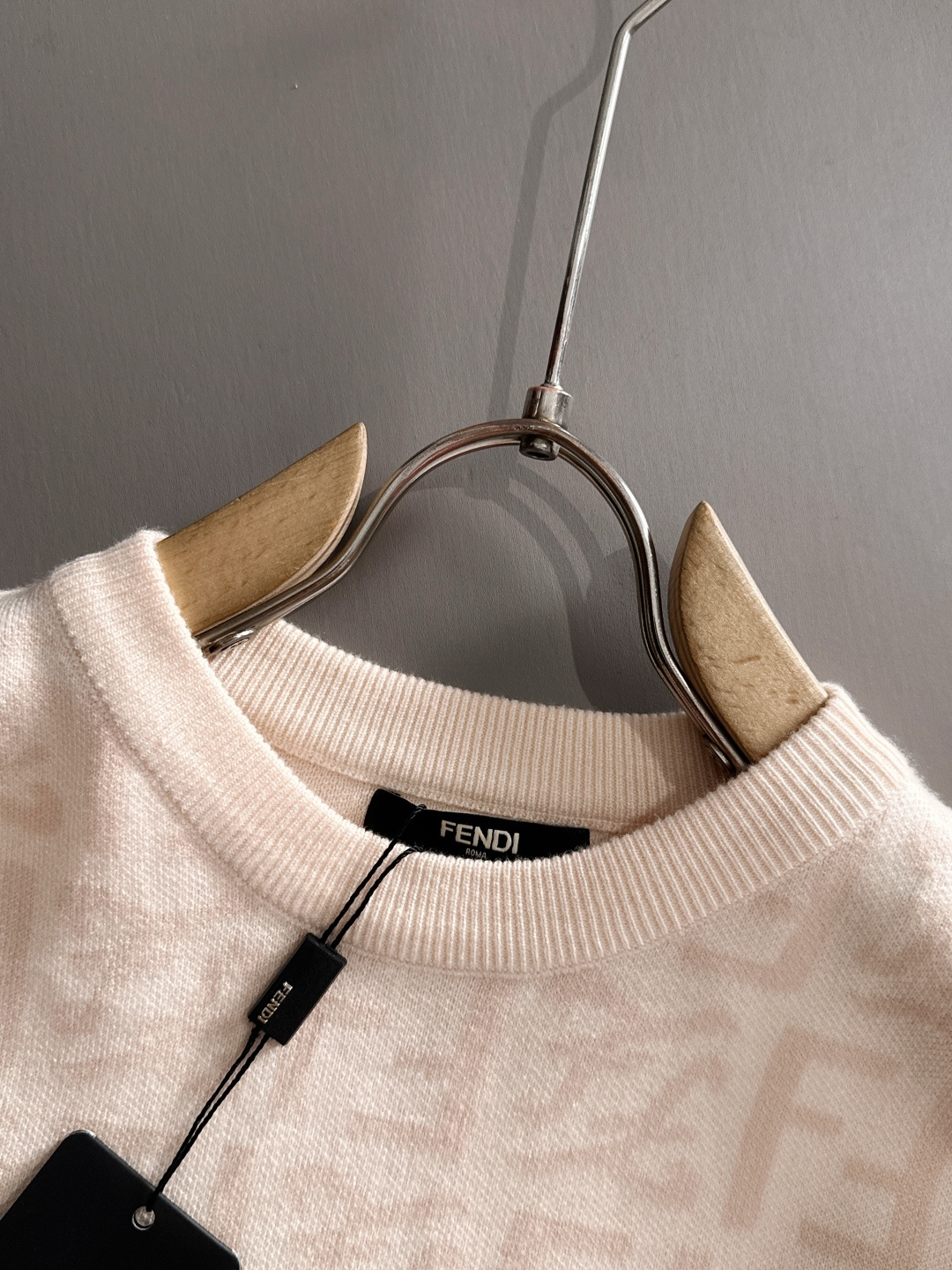 fendi 2025秋冬新款羊毛毛衣 高品质意大利进口羊毛混纺面料，高密度针织，时尚百搭毛衣，帅气十足。