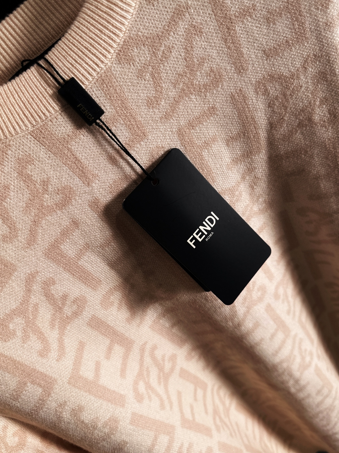 fendi 2025秋冬新款羊毛毛衣 高品质意大利进口羊毛混纺面料，高密度针织，时尚百搭毛衣，帅气十足。