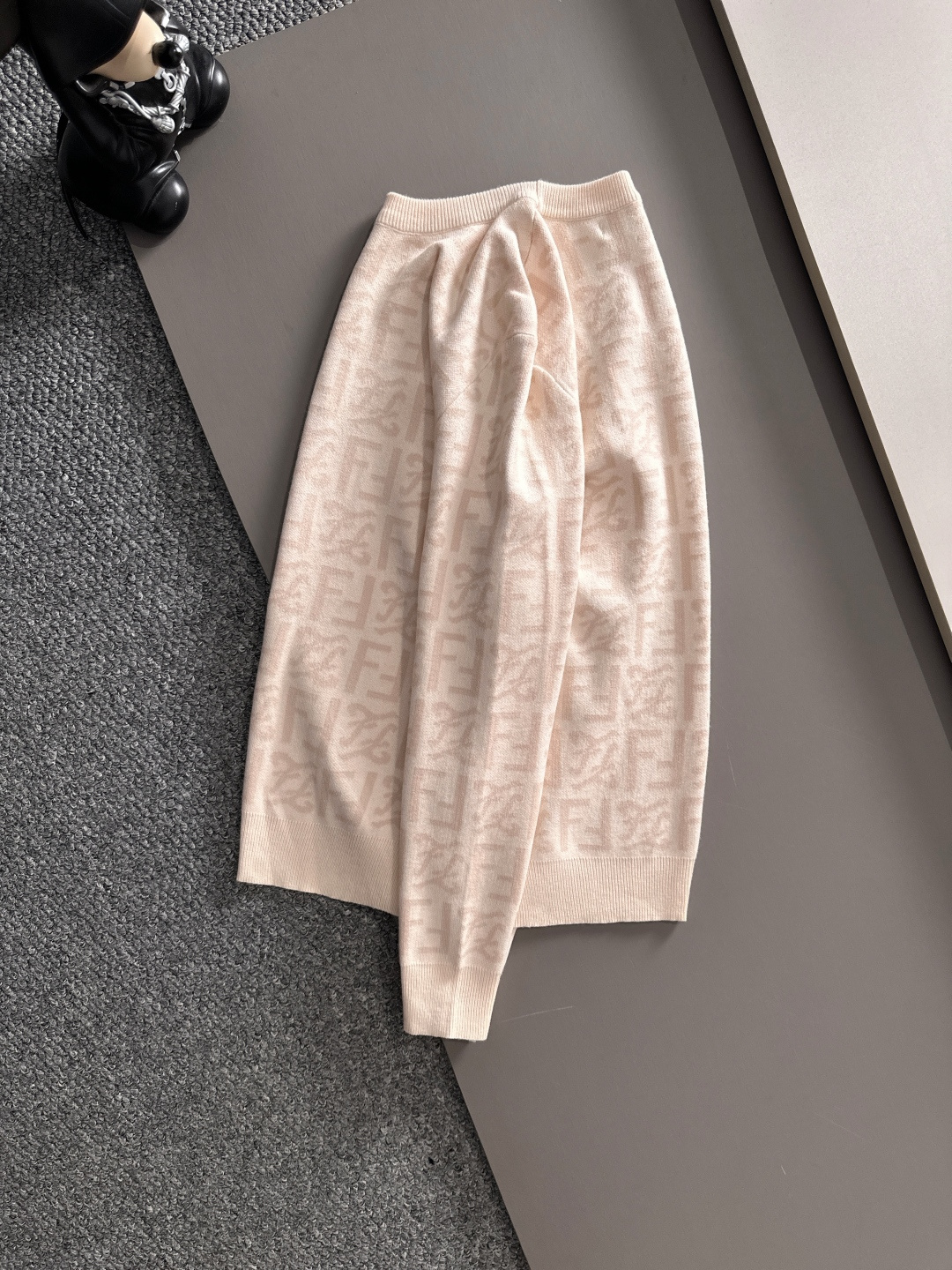 fendi 2025秋冬新款羊毛毛衣 高品质意大利进口羊毛混纺面料，高密度针织，时尚百搭毛衣，帅气十足。