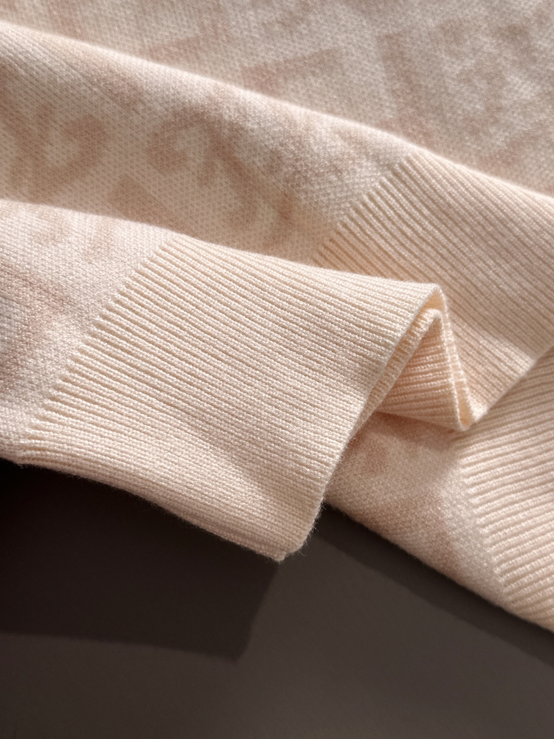 fendi 2025秋冬新款羊毛毛衣 高品质意大利进口羊毛混纺面料，高密度针织，时尚百搭毛衣，帅气十足。