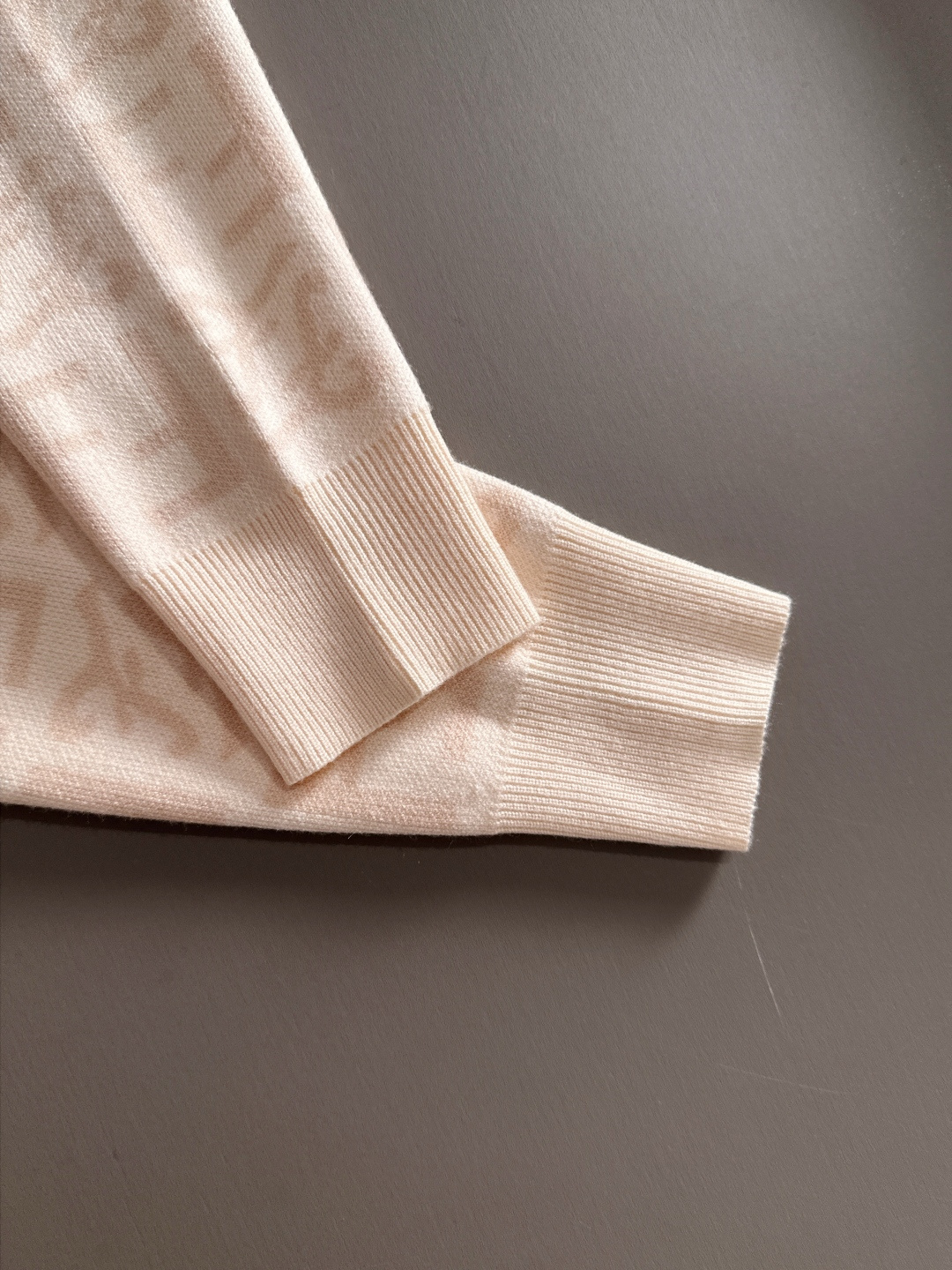 fendi 2025秋冬新款羊毛毛衣 高品质意大利进口羊毛混纺面料，高密度针织，时尚百搭毛衣，帅气十足。