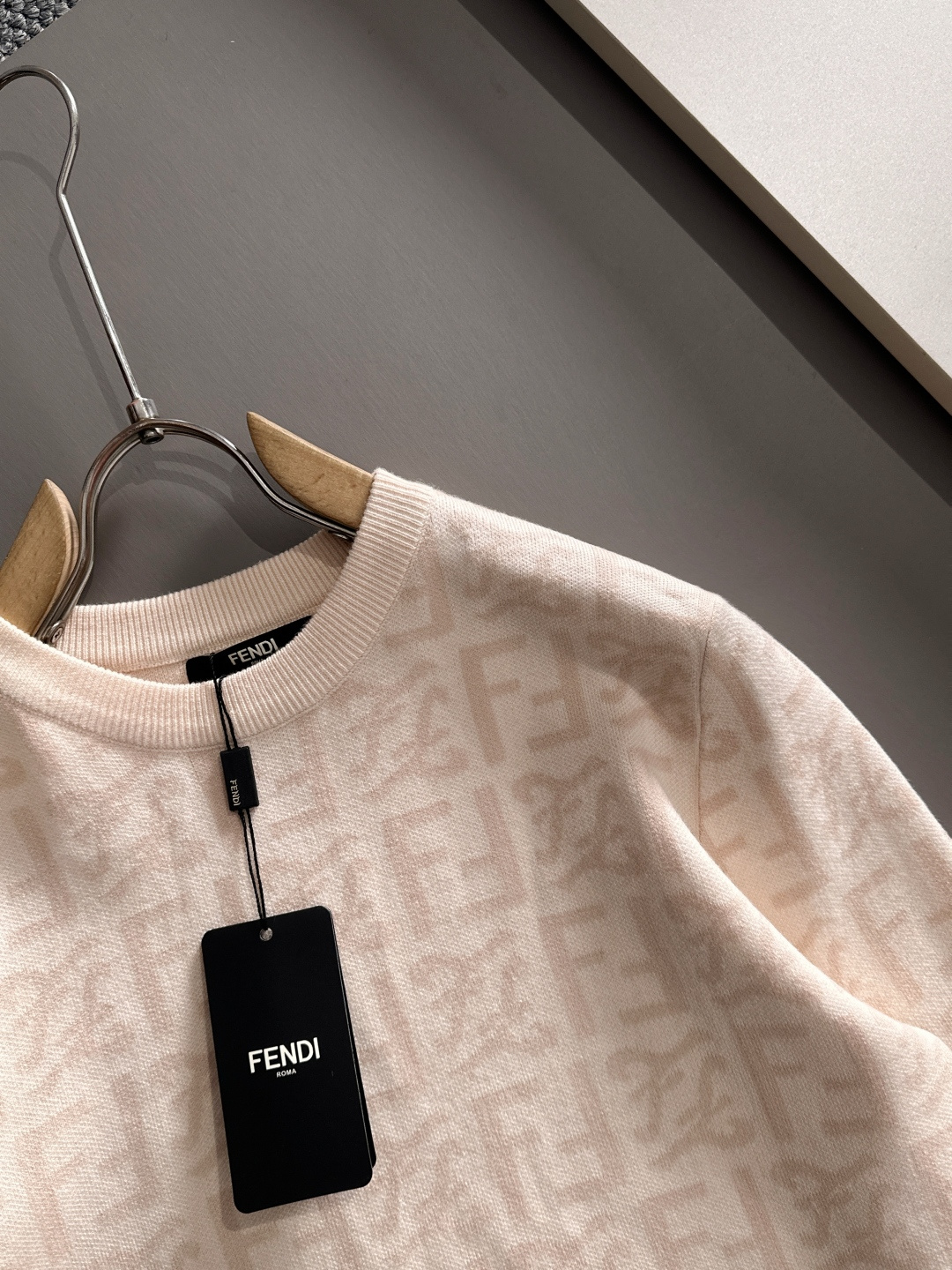 fendi 2025秋冬新款羊毛毛衣 高品质意大利进口羊毛混纺面料，高密度针织，时尚百搭毛衣，帅气十足。