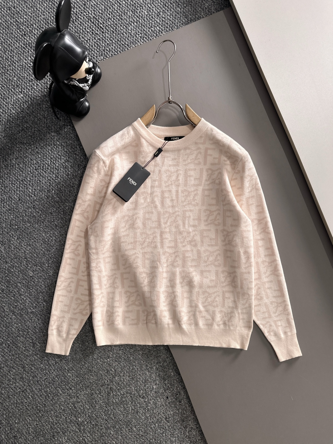 fendi 2025秋冬新款羊毛毛衣 高品质意大利进口羊毛混纺面料，高密度针织，时尚百搭毛衣，帅气十足。