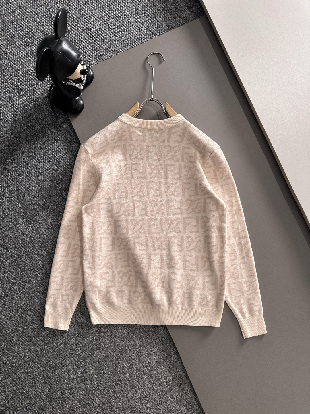 fendi 2025秋冬新款羊毛毛衣 高品质意大利进口羊毛混纺面料，高密度针织，时尚百搭毛衣，帅气十足。