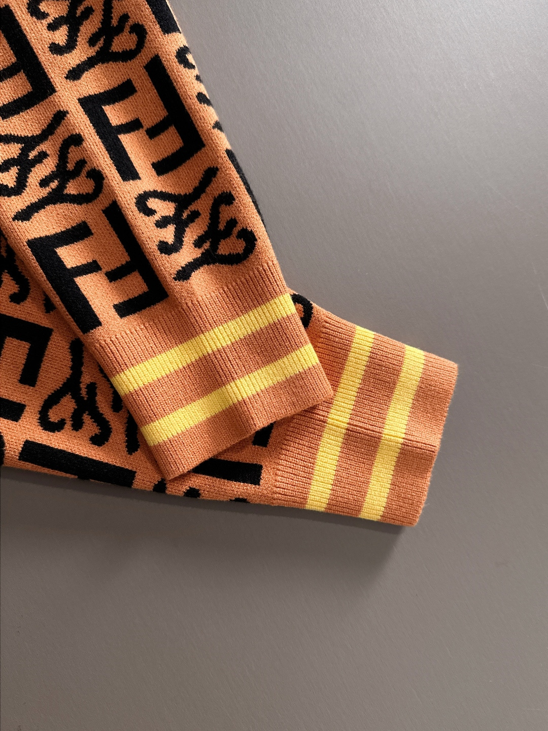 fendi 2025秋冬新款羊毛毛衣 高品质意大利进口羊毛混纺面料，高密度针织，时尚百搭毛衣，帅气十足。