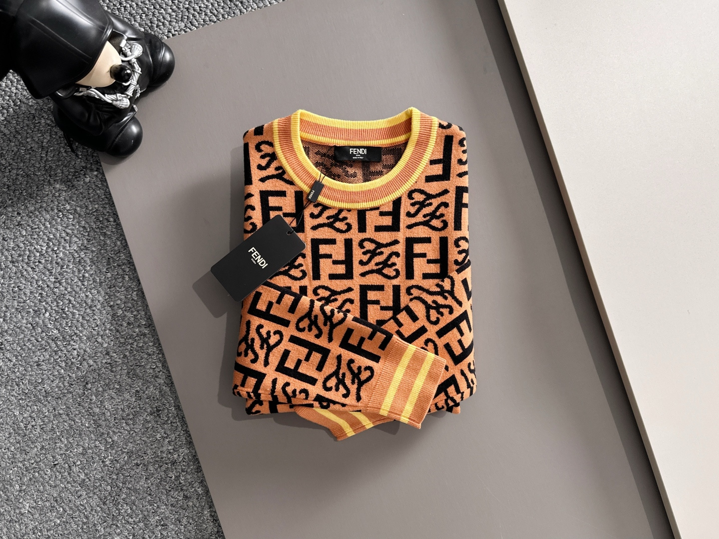 fendi 2025秋冬新款羊毛毛衣 高品质意大利进口羊毛混纺面料，高密度针织，时尚百搭毛衣，帅气十足。