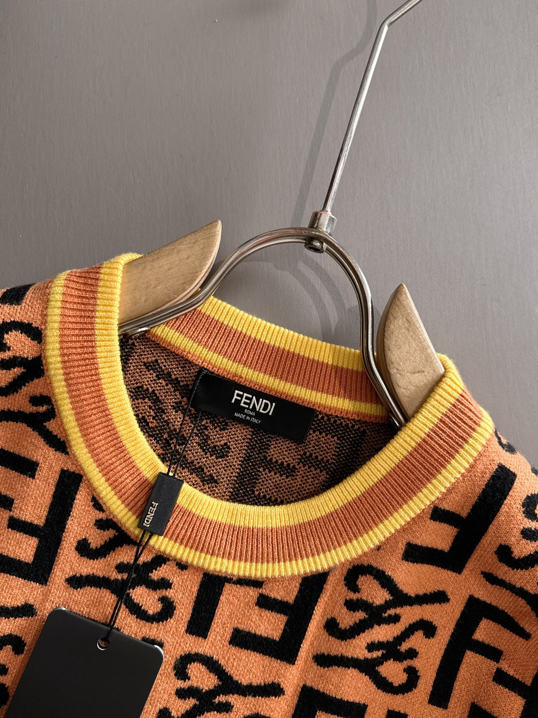 fendi 2025秋冬新款羊毛毛衣 高品质意大利进口羊毛混纺面料，高密度针织，时尚百搭毛衣，帅气十足。