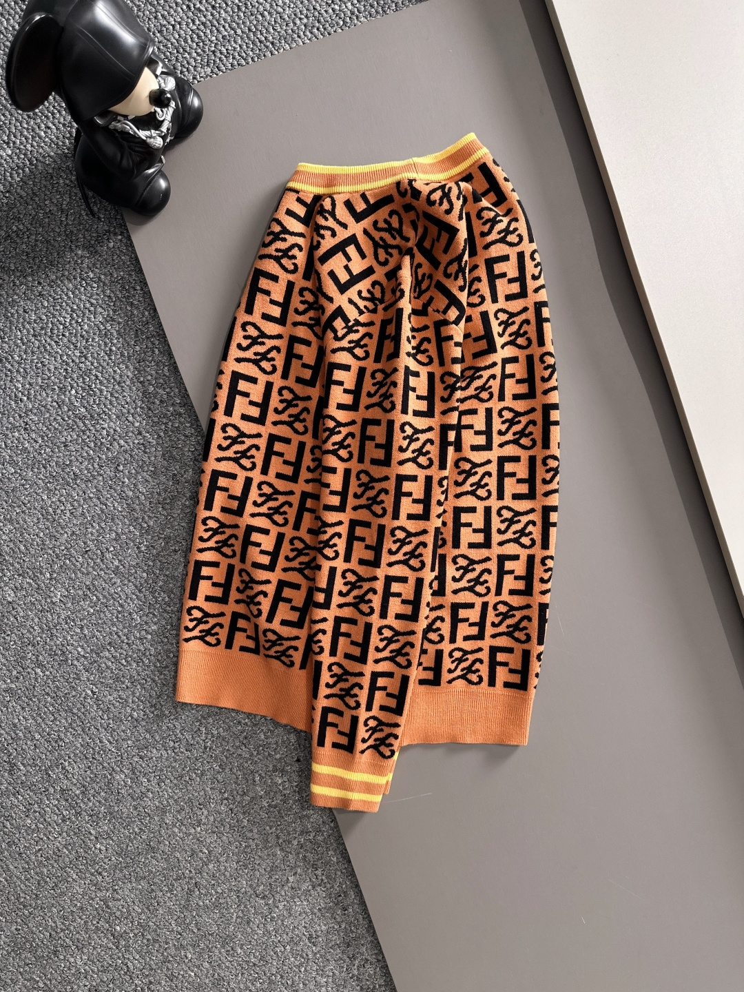 fendi 2025秋冬新款羊毛毛衣 高品质意大利进口羊毛混纺面料，高密度针织，时尚百搭毛衣，帅气十足。