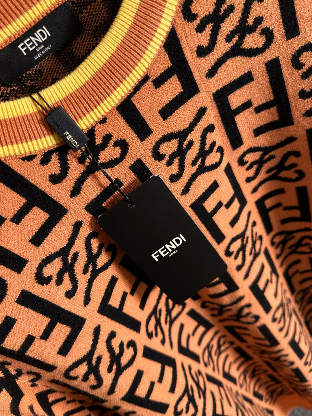 fendi 2025秋冬新款羊毛毛衣 高品质意大利进口羊毛混纺面料，高密度针织，时尚百搭毛衣，帅气十足。
