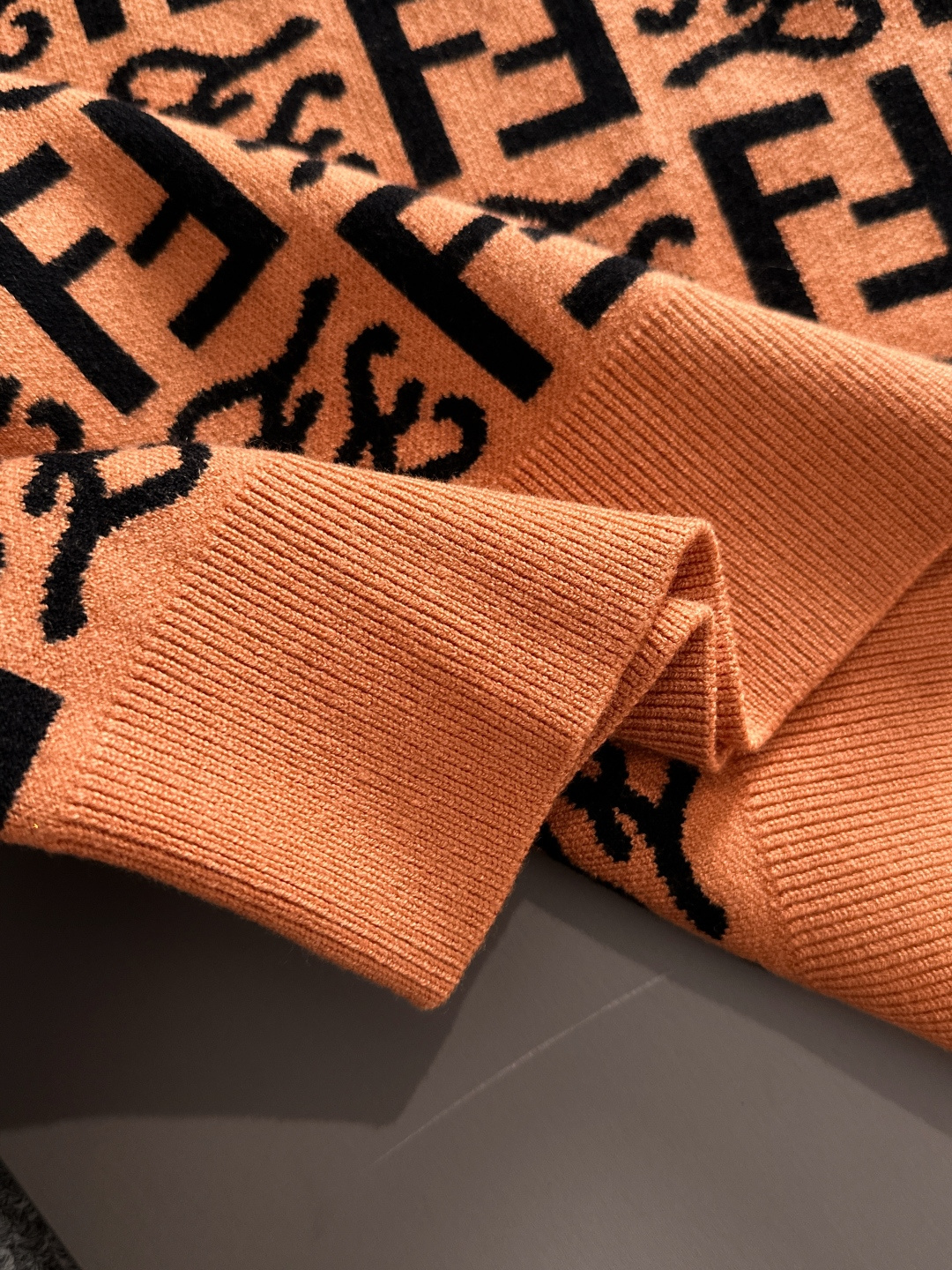 fendi 2025秋冬新款羊毛毛衣 高品质意大利进口羊毛混纺面料，高密度针织，时尚百搭毛衣，帅气十足。