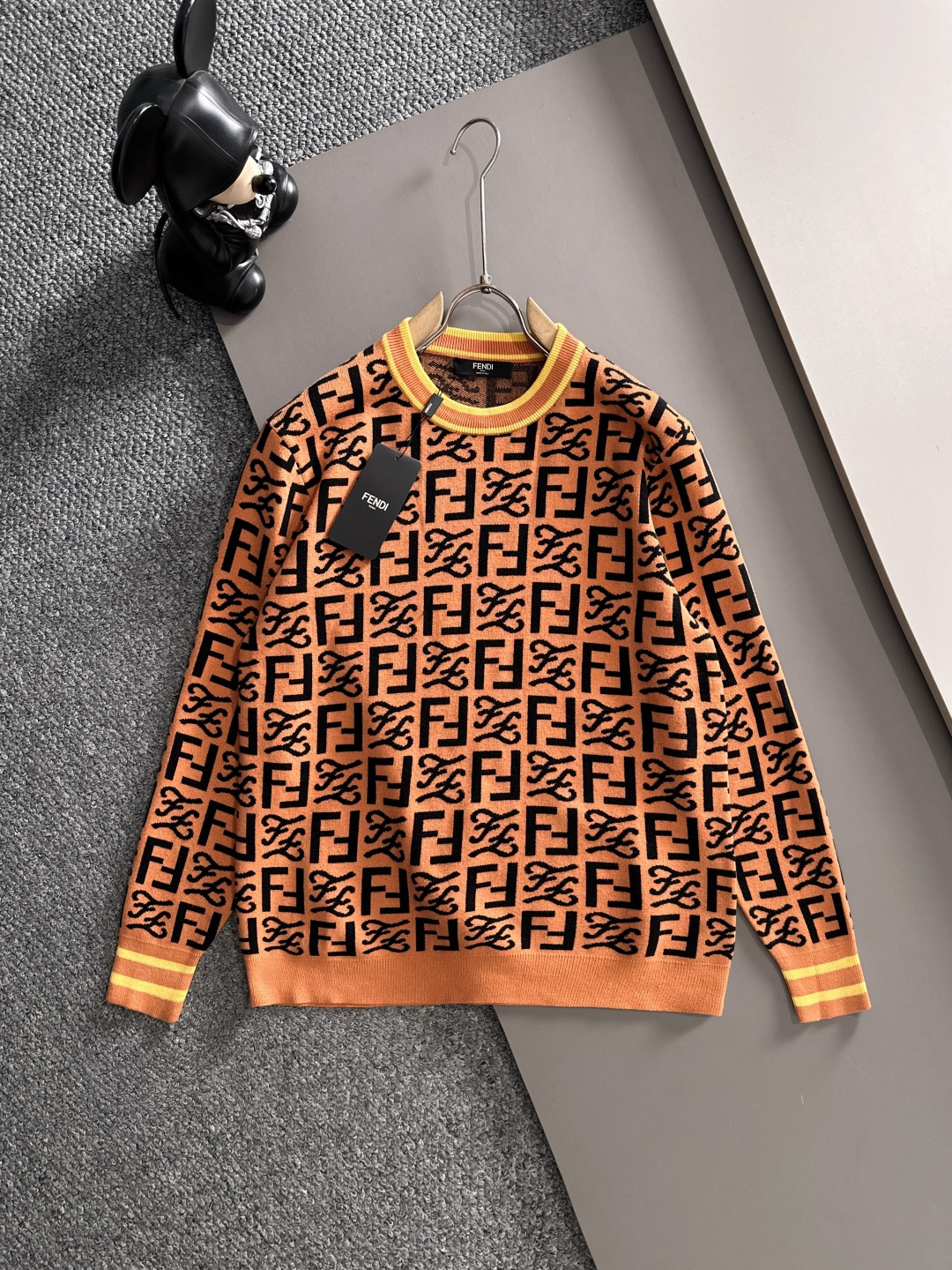 fendi 2025秋冬新款羊毛毛衣 高品质意大利进口羊毛混纺面料，高密度针织，时尚百搭毛衣，帅气十足。