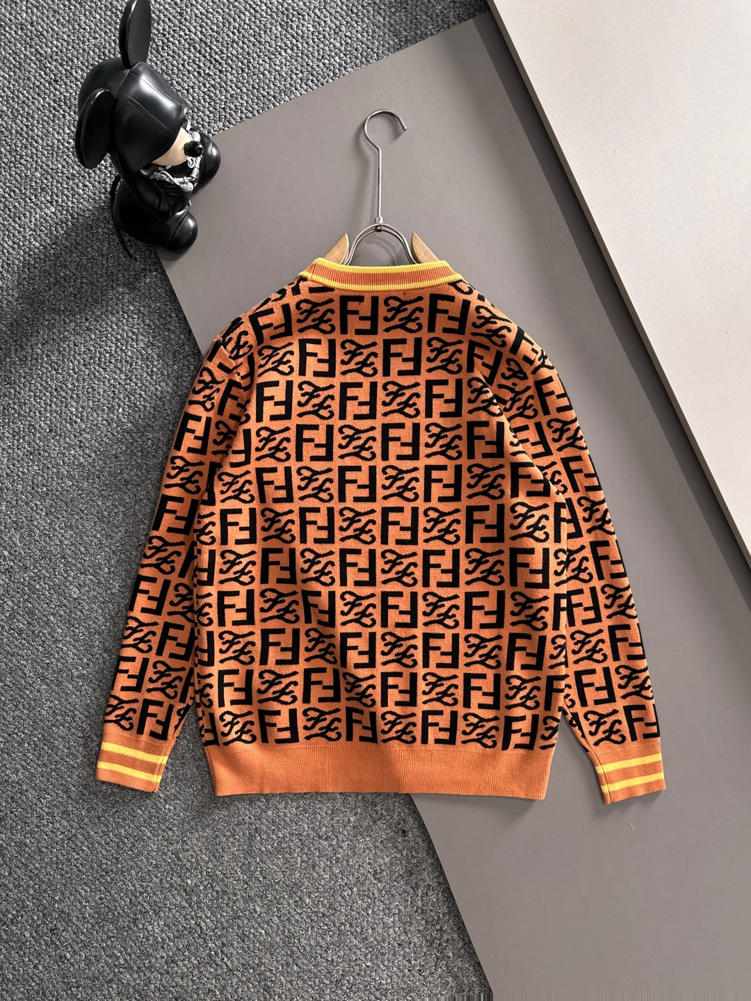 fendi 2025秋冬新款羊毛毛衣 高品质意大利进口羊毛混纺面料，高密度针织，时尚百搭毛衣，帅气十足。