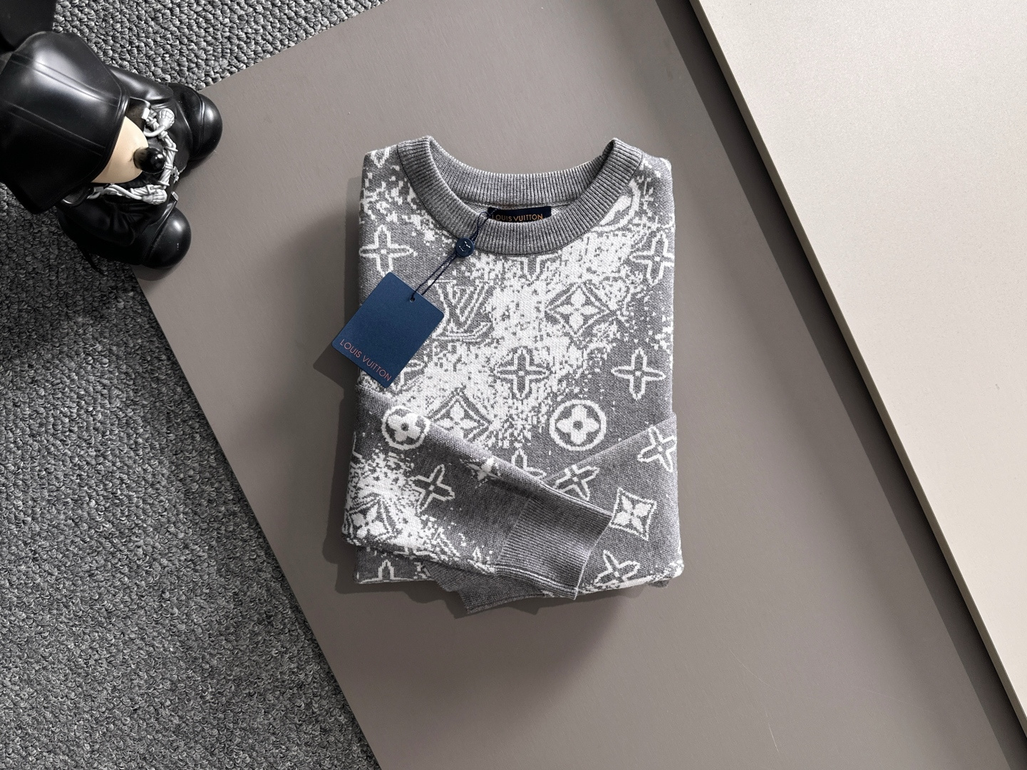 lv 2025秋冬新款羊毛毛衣 高品质意大利进口羊毛混纺面料，高密度针织，时尚百搭毛衣，帅气十足。经典L