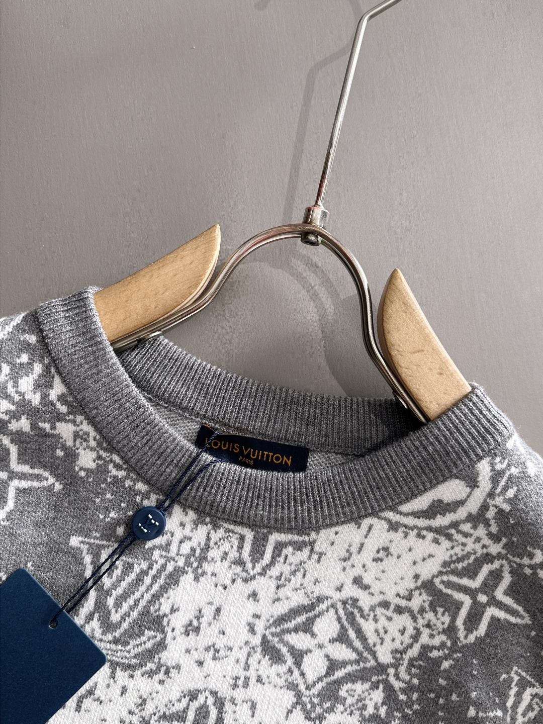 lv 2025秋冬新款羊毛毛衣 高品质意大利进口羊毛混纺面料，高密度针织，时尚百搭毛衣，帅气十足。经典L