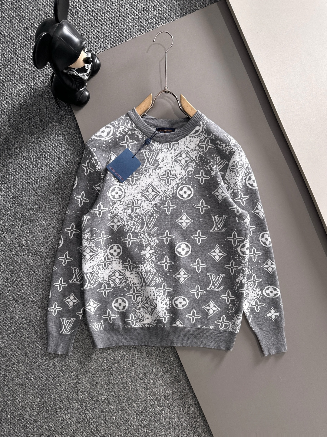lv 2025秋冬新款羊毛毛衣 高品质意大利进口羊毛混纺面料，高密度针织，时尚百搭毛衣，帅气十足。经典L