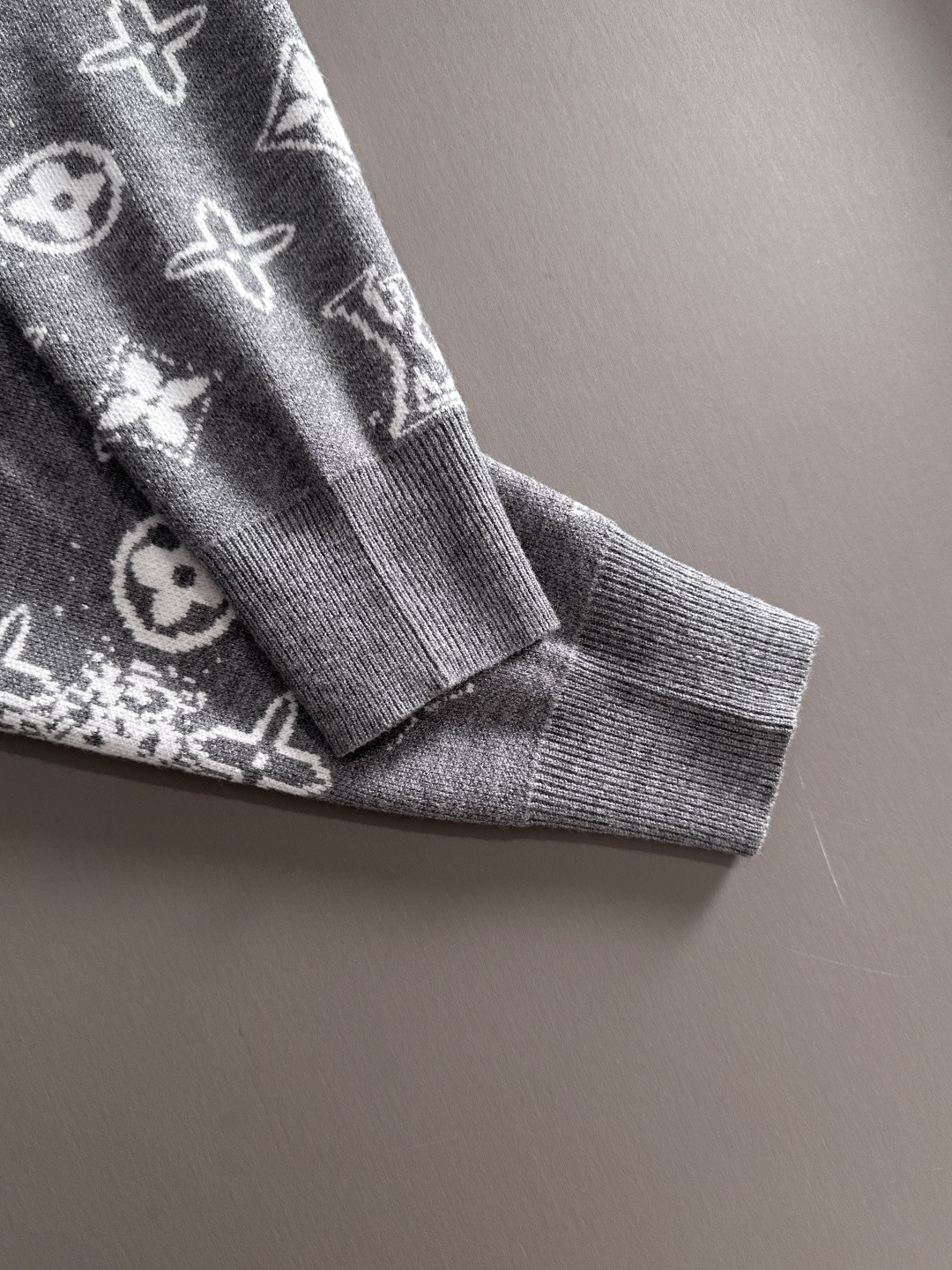 lv 2025秋冬新款羊毛毛衣 高品质意大利进口羊毛混纺面料，高密度针织，时尚百搭毛衣，帅气十足。经典L