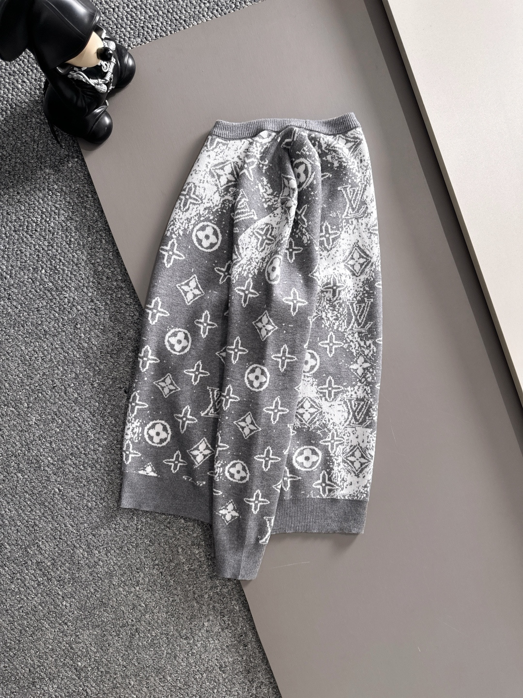 lv 2025秋冬新款羊毛毛衣 高品质意大利进口羊毛混纺面料，高密度针织，时尚百搭毛衣，帅气十足。经典L