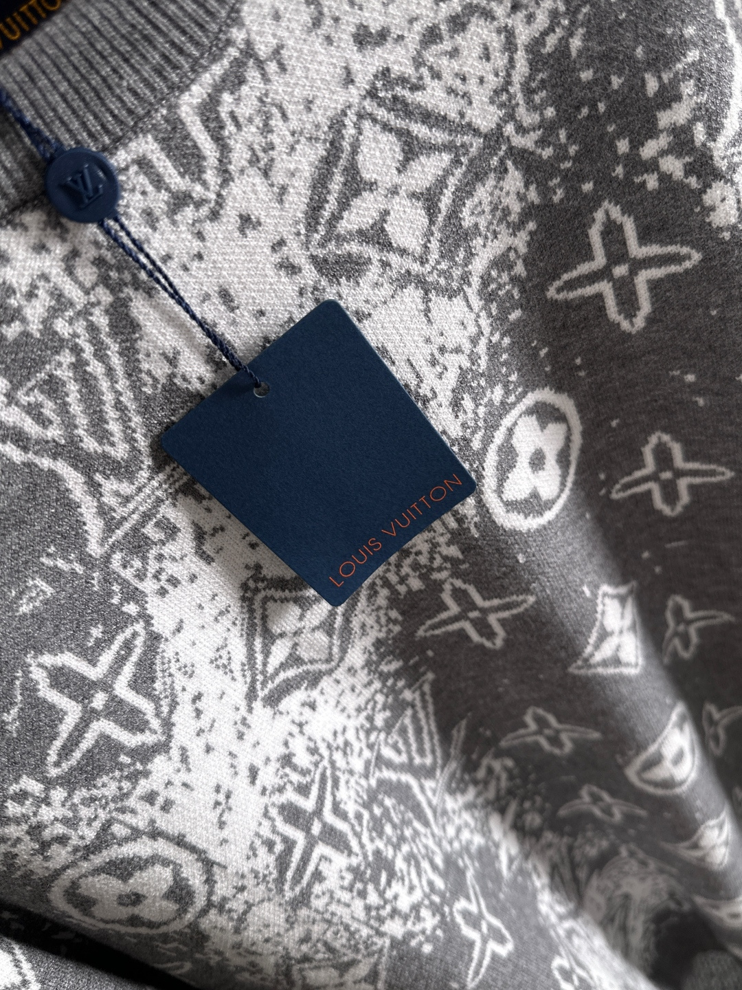 lv 2025秋冬新款羊毛毛衣 高品质意大利进口羊毛混纺面料，高密度针织，时尚百搭毛衣，帅气十足。经典L