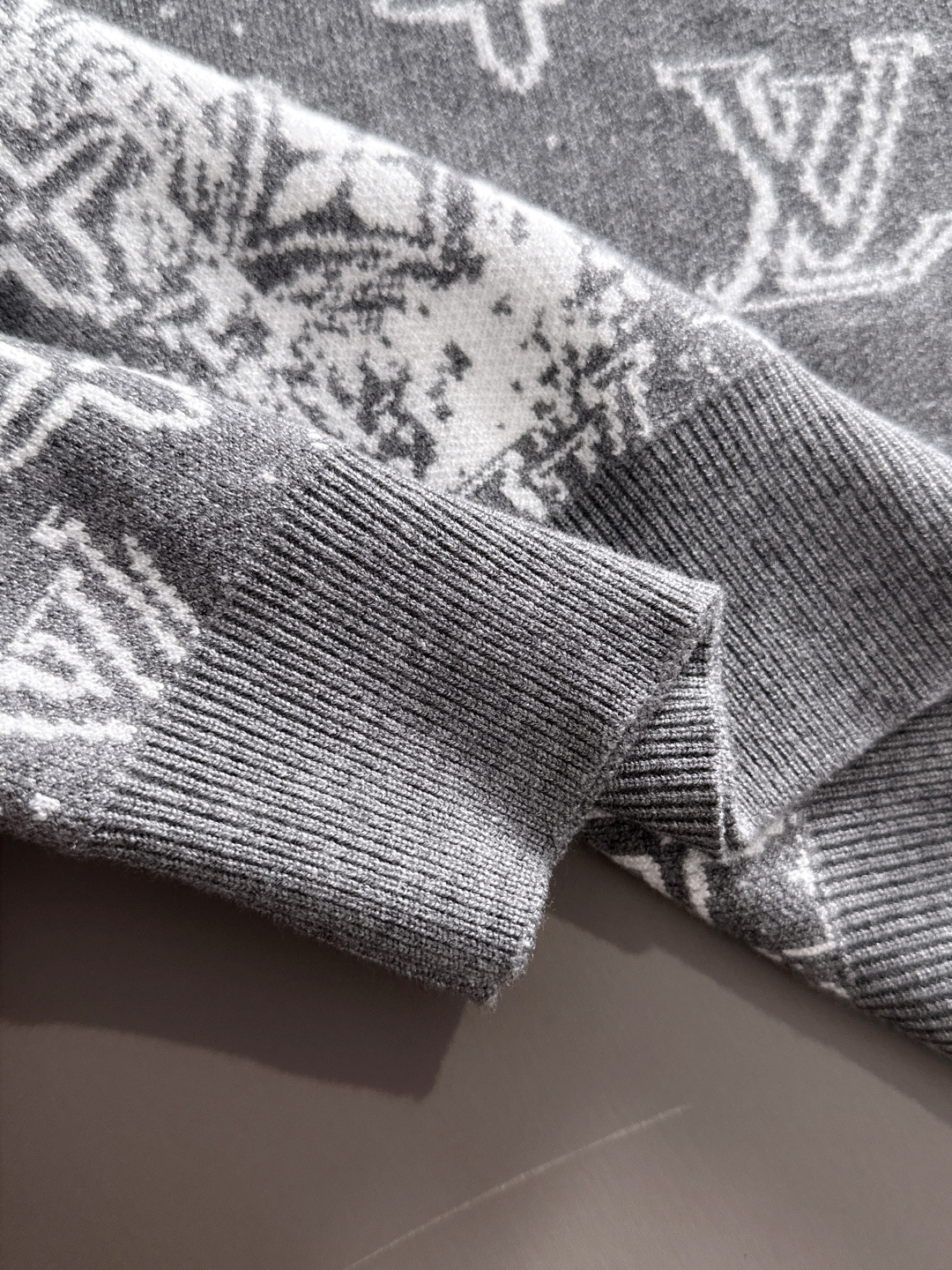 lv 2025秋冬新款羊毛毛衣 高品质意大利进口羊毛混纺面料，高密度针织，时尚百搭毛衣，帅气十足。经典L