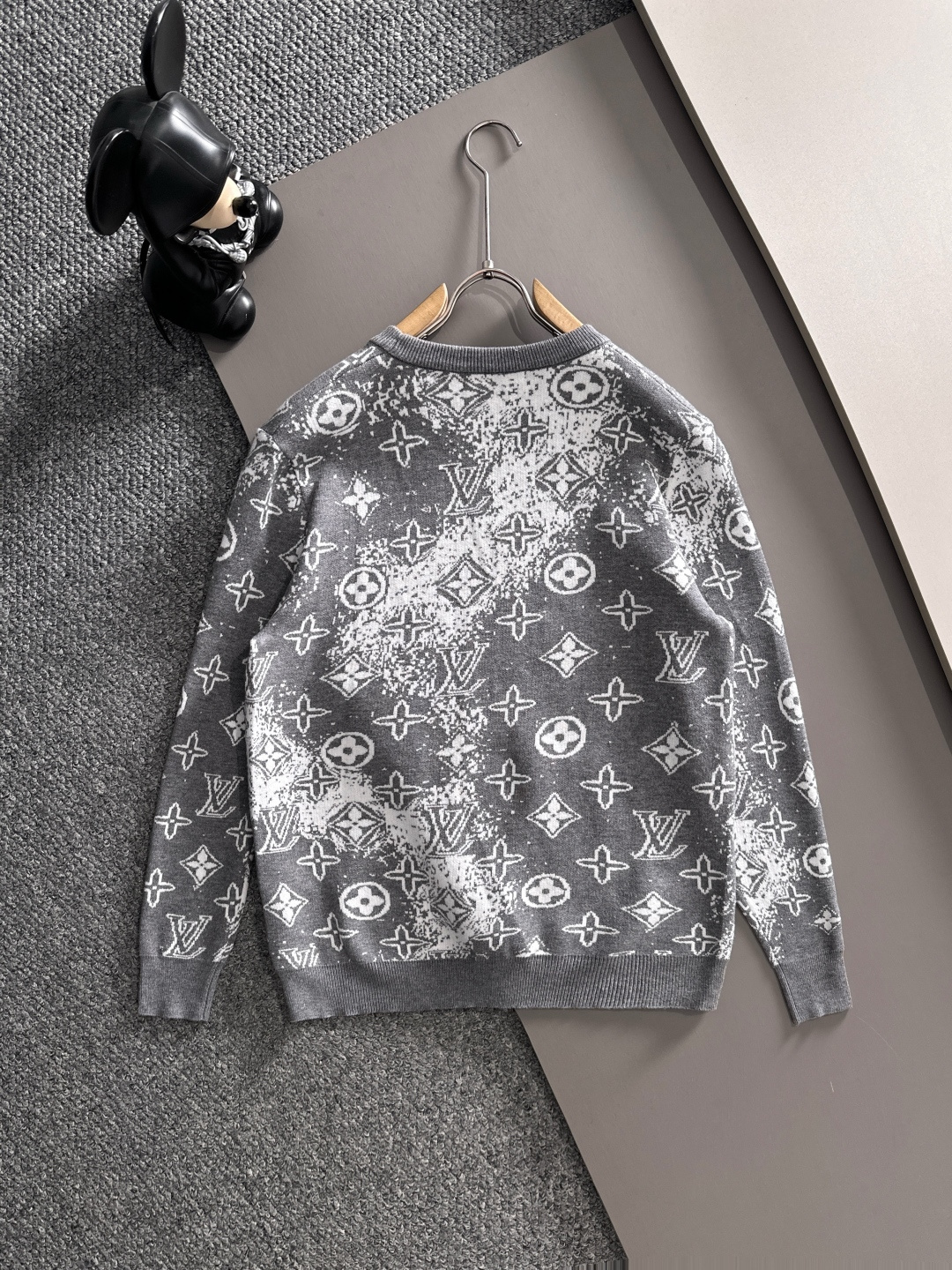 lv 2025秋冬新款羊毛毛衣 高品质意大利进口羊毛混纺面料，高密度针织，时尚百搭毛衣，帅气十足。经典L