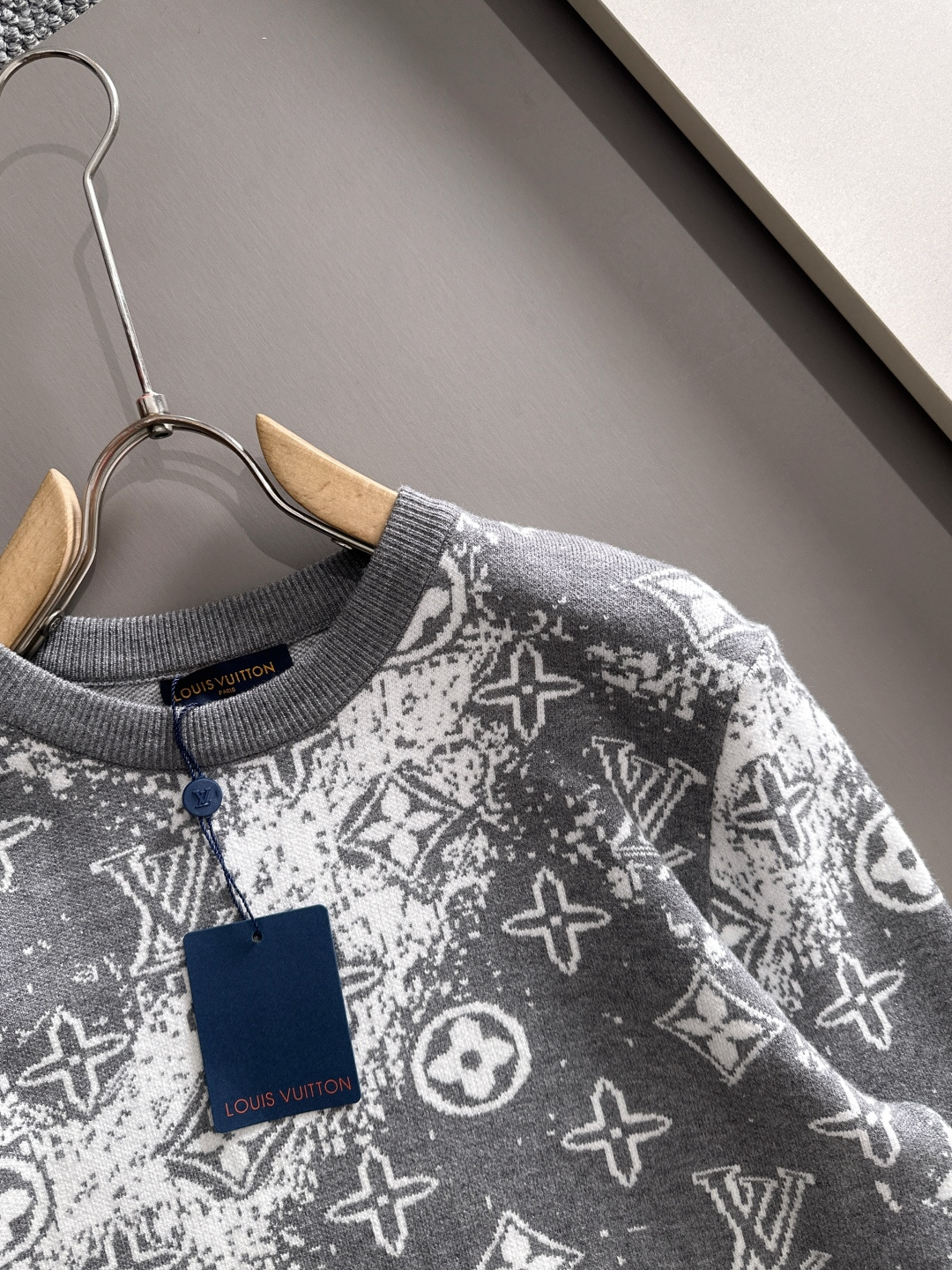 lv 2025秋冬新款羊毛毛衣 高品质意大利进口羊毛混纺面料，高密度针织，时尚百搭毛衣，帅气十足。经典L
