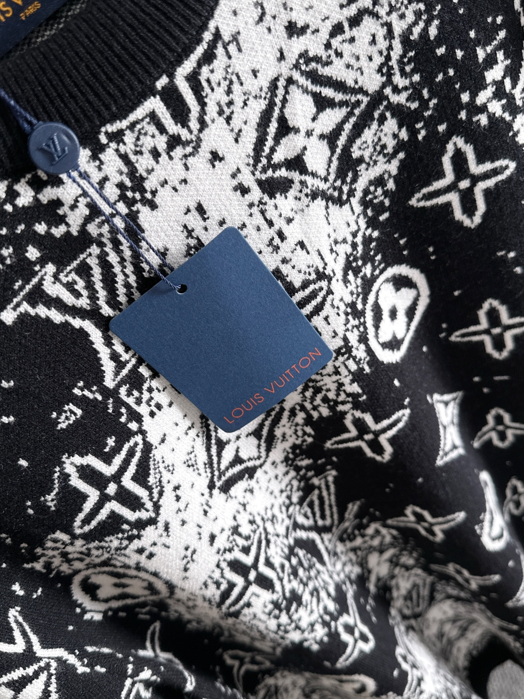 lv 2025秋冬新款羊毛毛衣 高品质意大利进口羊毛混纺面料，高密度针织，时尚百搭毛衣，帅气十足。经典L