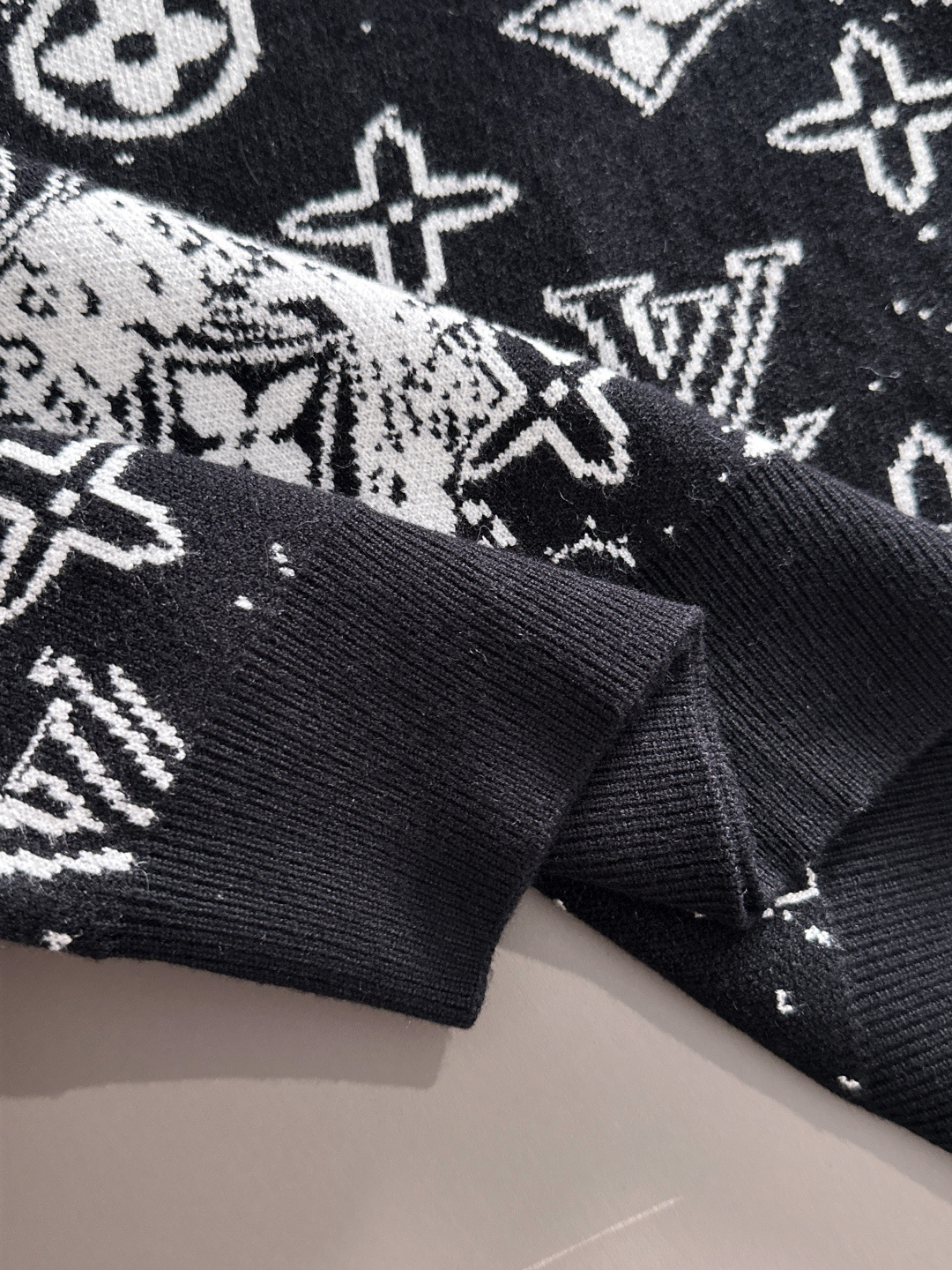 lv 2025秋冬新款羊毛毛衣 高品质意大利进口羊毛混纺面料，高密度针织，时尚百搭毛衣，帅气十足。经典L