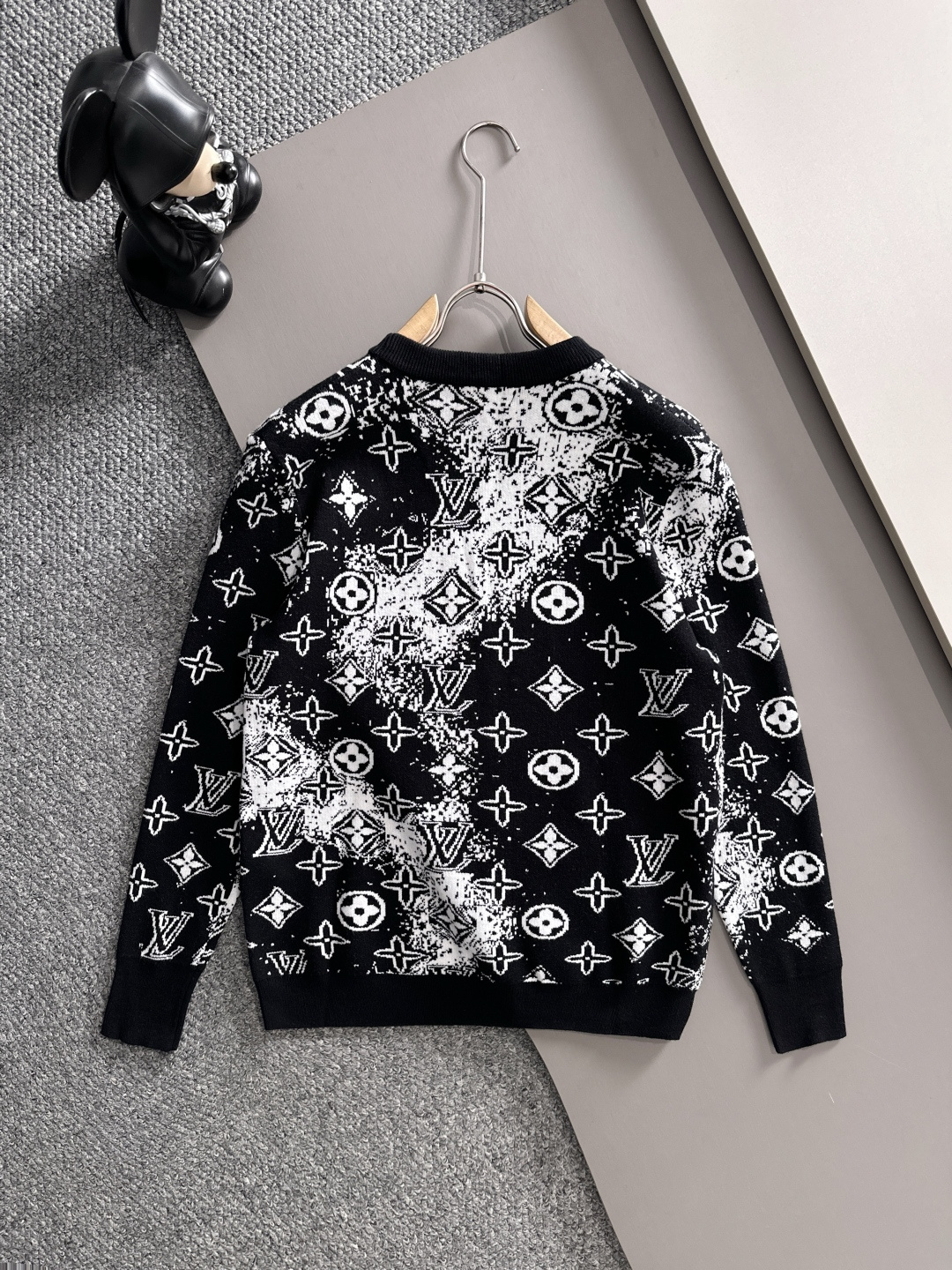 lv 2025秋冬新款羊毛毛衣 高品质意大利进口羊毛混纺面料，高密度针织，时尚百搭毛衣，帅气十足。经典L