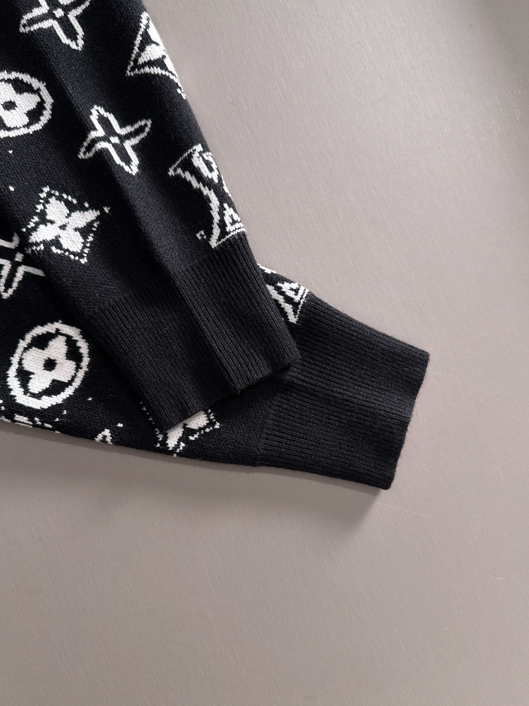 lv 2025秋冬新款羊毛毛衣 高品质意大利进口羊毛混纺面料，高密度针织，时尚百搭毛衣，帅气十足。经典L