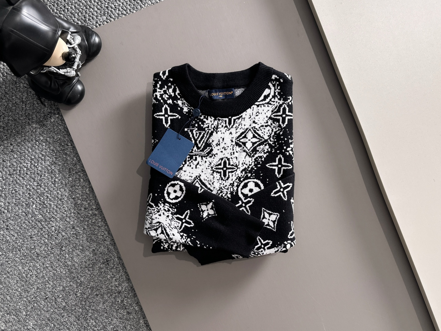lv 2025秋冬新款羊毛毛衣 高品质意大利进口羊毛混纺面料，高密度针织，时尚百搭毛衣，帅气十足。经典L