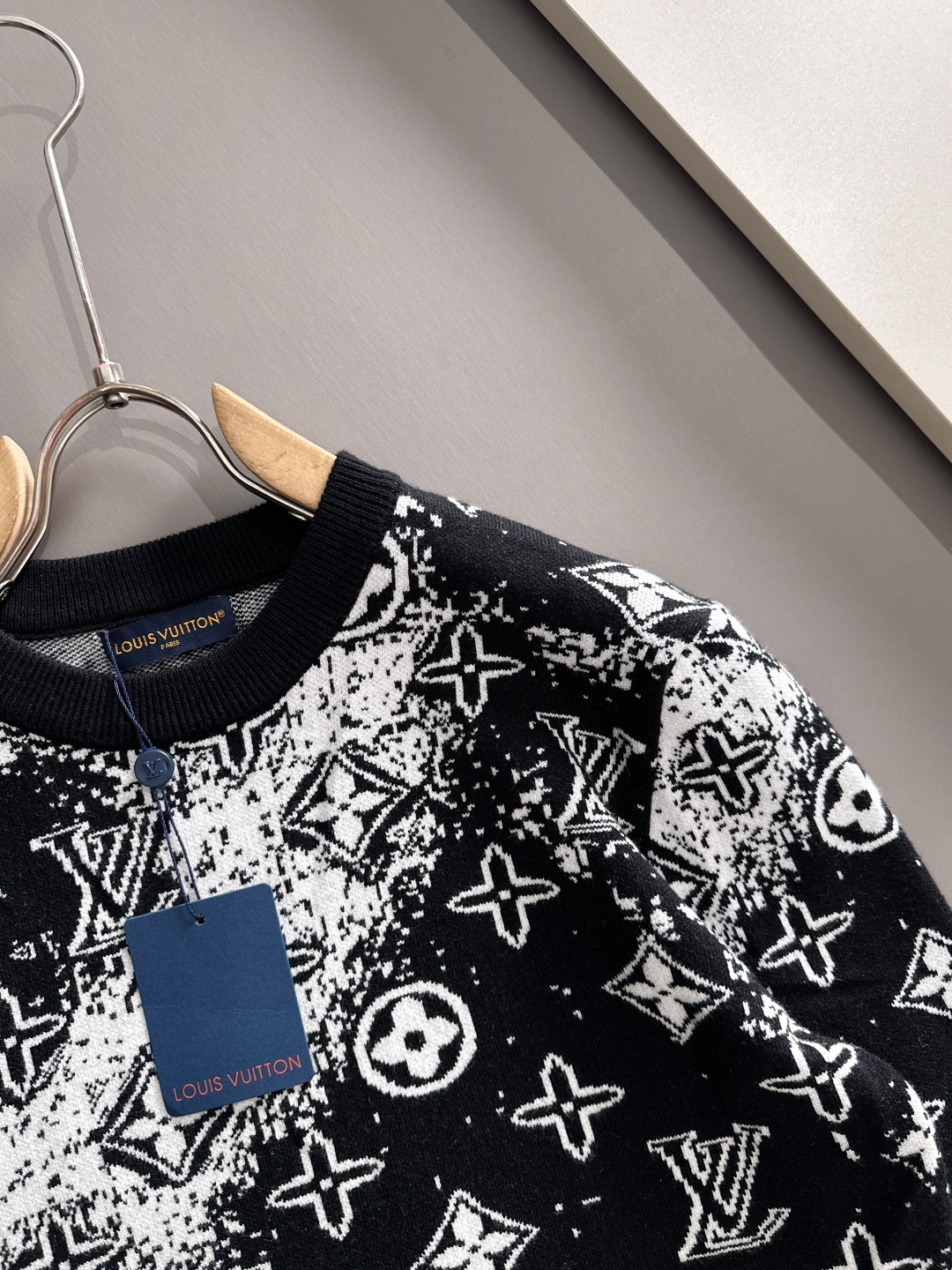 lv 2025秋冬新款羊毛毛衣 高品质意大利进口羊毛混纺面料，高密度针织，时尚百搭毛衣，帅气十足。经典L
