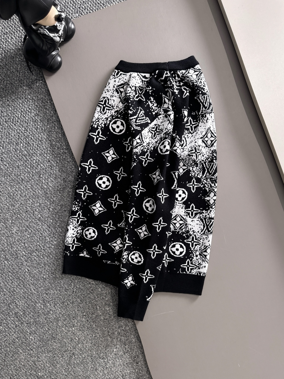 lv 2025秋冬新款羊毛毛衣 高品质意大利进口羊毛混纺面料，高密度针织，时尚百搭毛衣，帅气十足。经典L