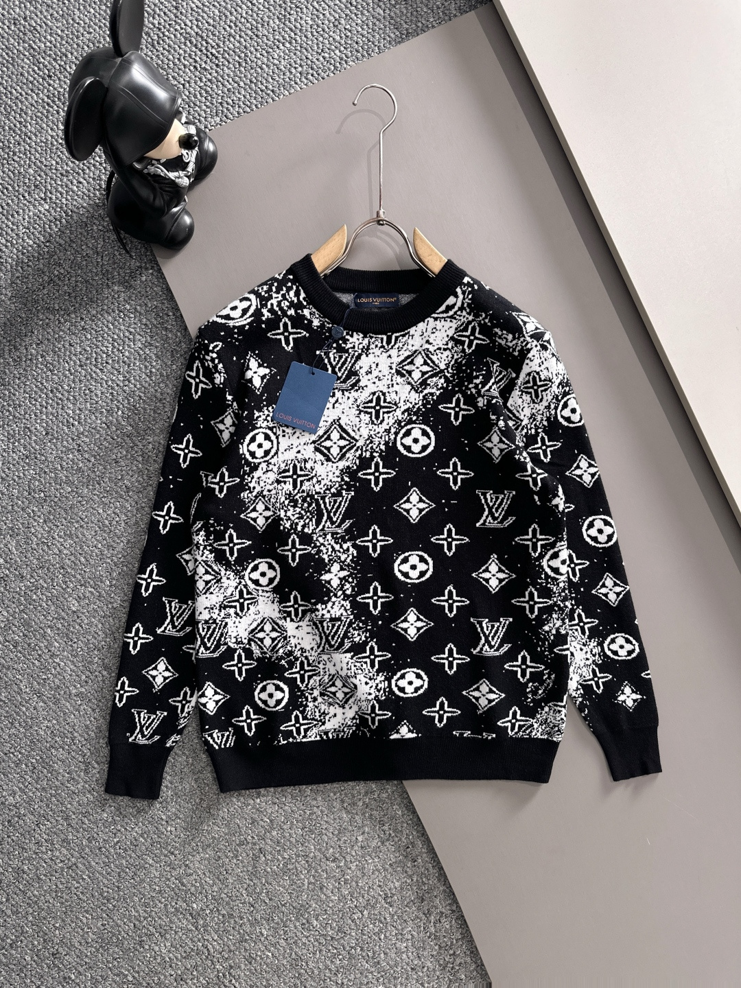 lv 2025秋冬新款羊毛毛衣 高品质意大利进口羊毛混纺面料，高密度针织，时尚百搭毛衣，帅气十足。经典L