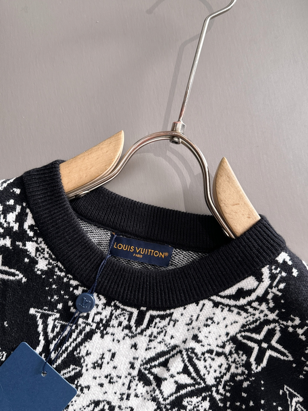 lv 2025秋冬新款羊毛毛衣 高品质意大利进口羊毛混纺面料，高密度针织，时尚百搭毛衣，帅气十足。经典L