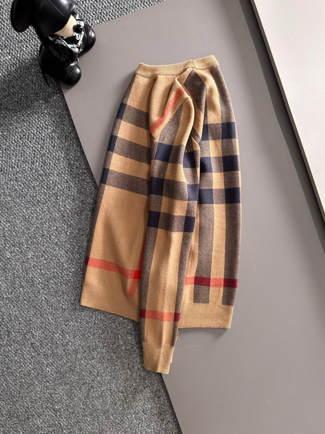 Burberry 2025秋冬新款羊毛毛衣 高品质意大利进口羊毛混纺面料，高密度针织，时尚百搭毛衣，帅气