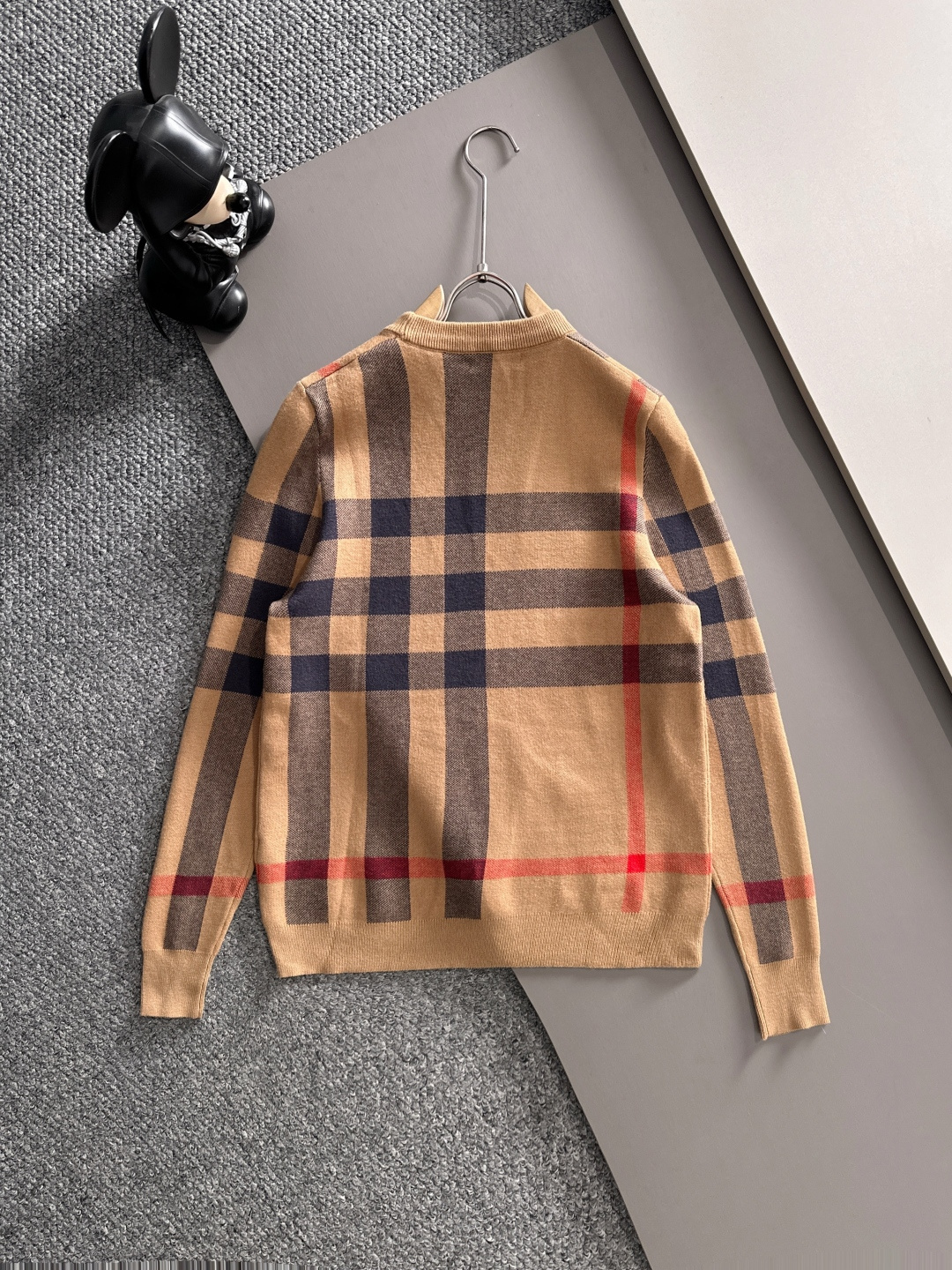 Burberry 2025秋冬新款羊毛毛衣 高品质意大利进口羊毛混纺面料，高密度针织，时尚百搭毛衣，帅气