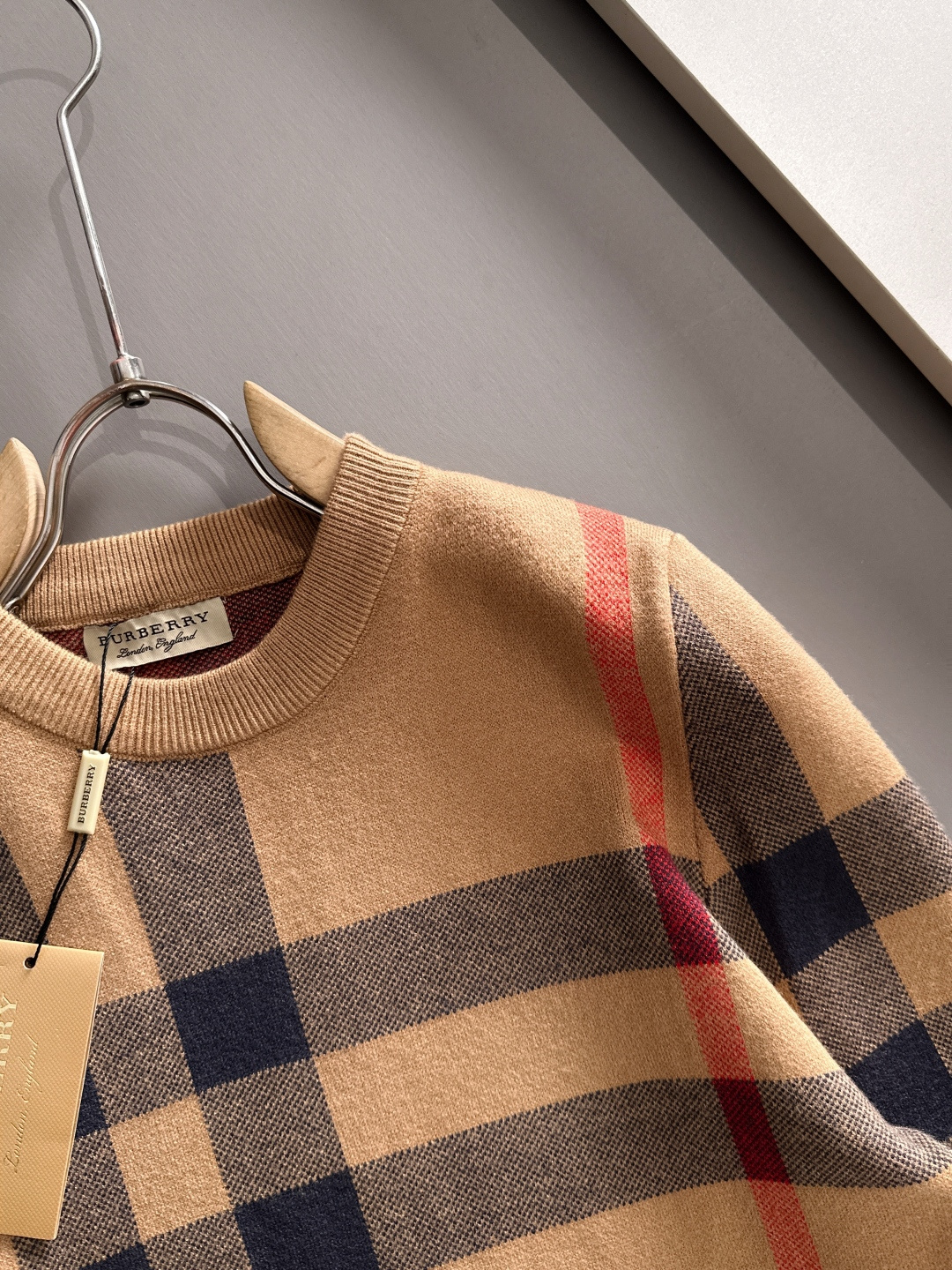 Burberry 2025秋冬新款羊毛毛衣 高品质意大利进口羊毛混纺面料，高密度针织，时尚百搭毛衣，帅气