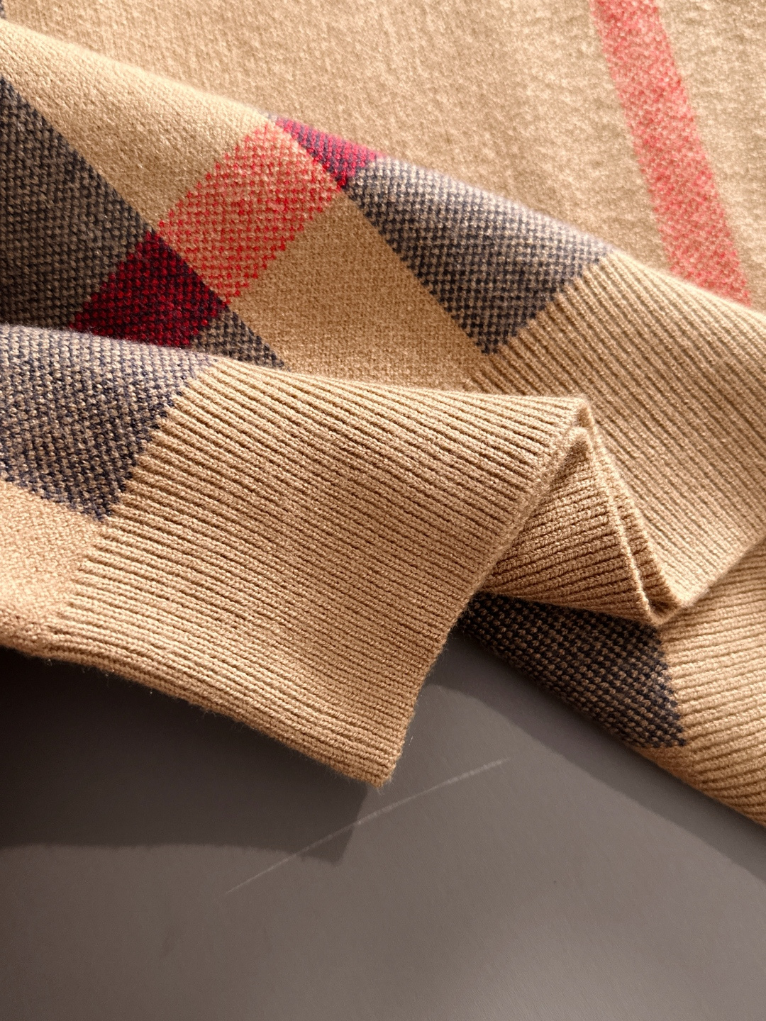 Burberry 2025秋冬新款羊毛毛衣 高品质意大利进口羊毛混纺面料，高密度针织，时尚百搭毛衣，帅气