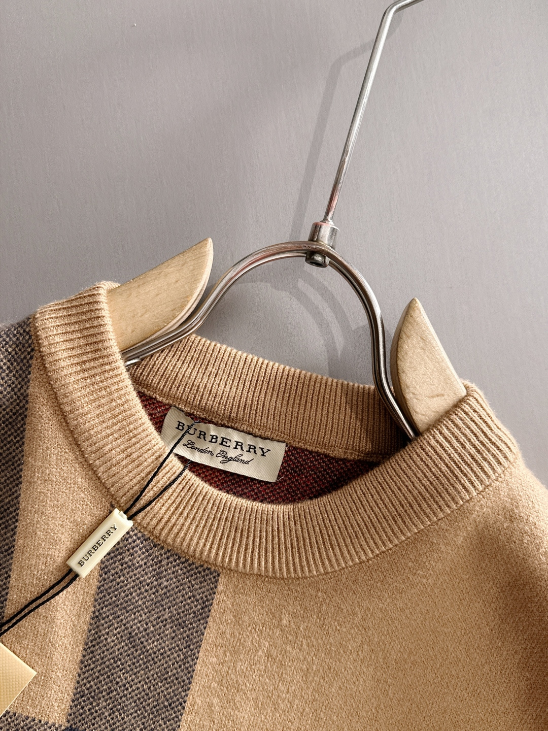 Burberry 2025秋冬新款羊毛毛衣 高品质意大利进口羊毛混纺面料，高密度针织，时尚百搭毛衣，帅气