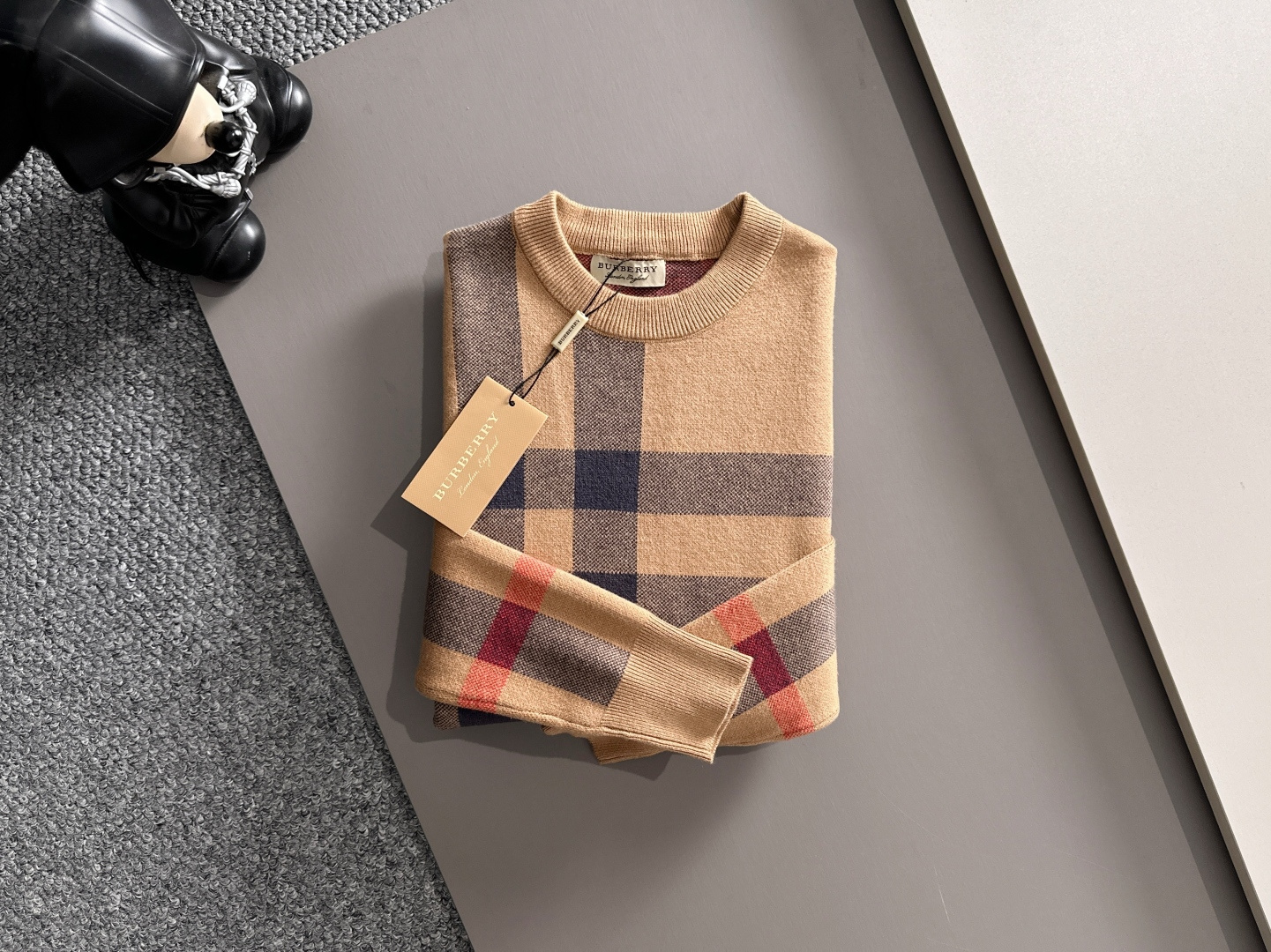 Burberry 2025秋冬新款羊毛毛衣 高品质意大利进口羊毛混纺面料，高密度针织，时尚百搭毛衣，帅气
