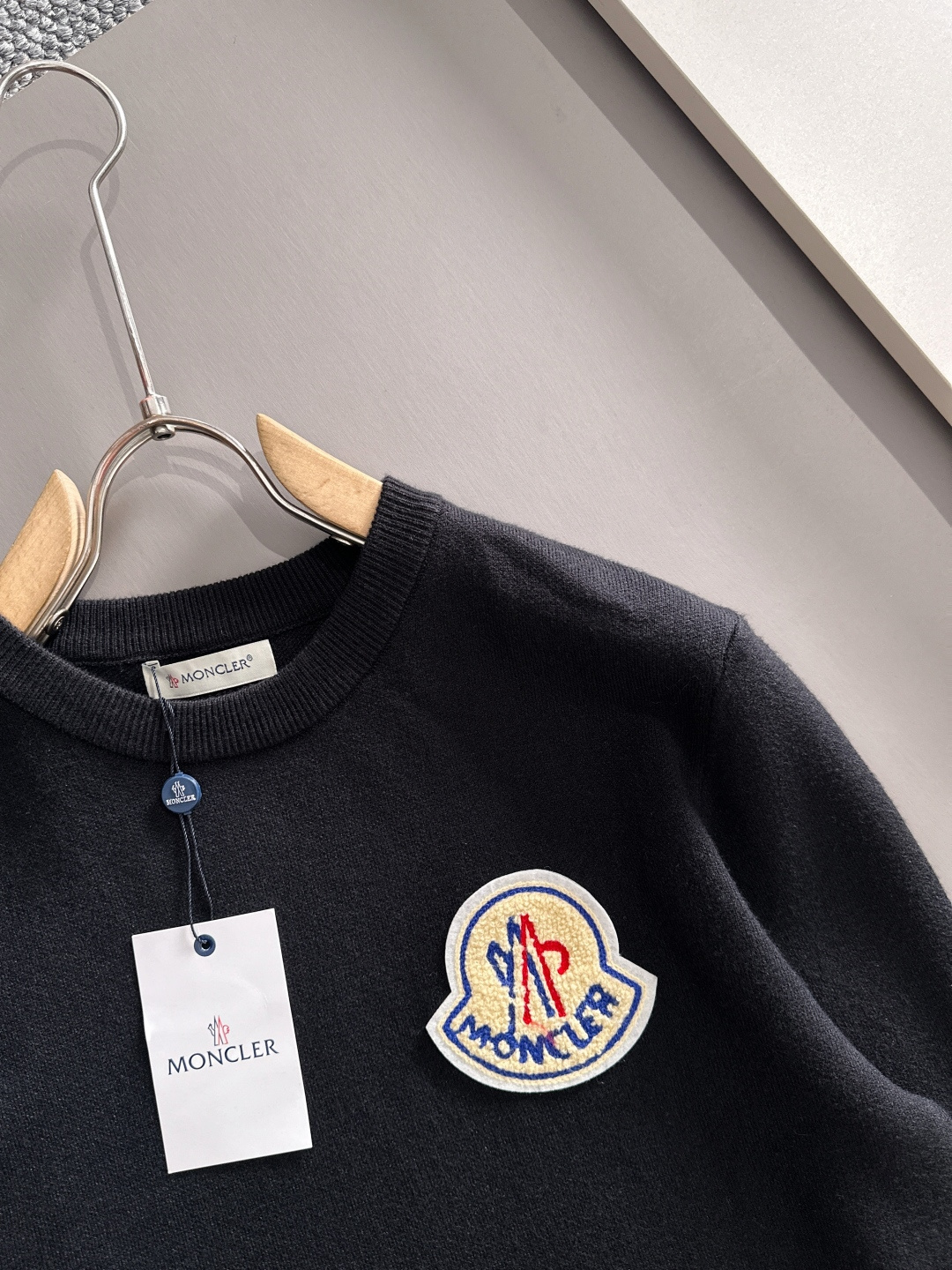 Moncler 2025秋冬新款羊毛毛衣 高品质意大利进口羊毛混纺面料，高密度针织，时尚百搭毛衣，帅气十