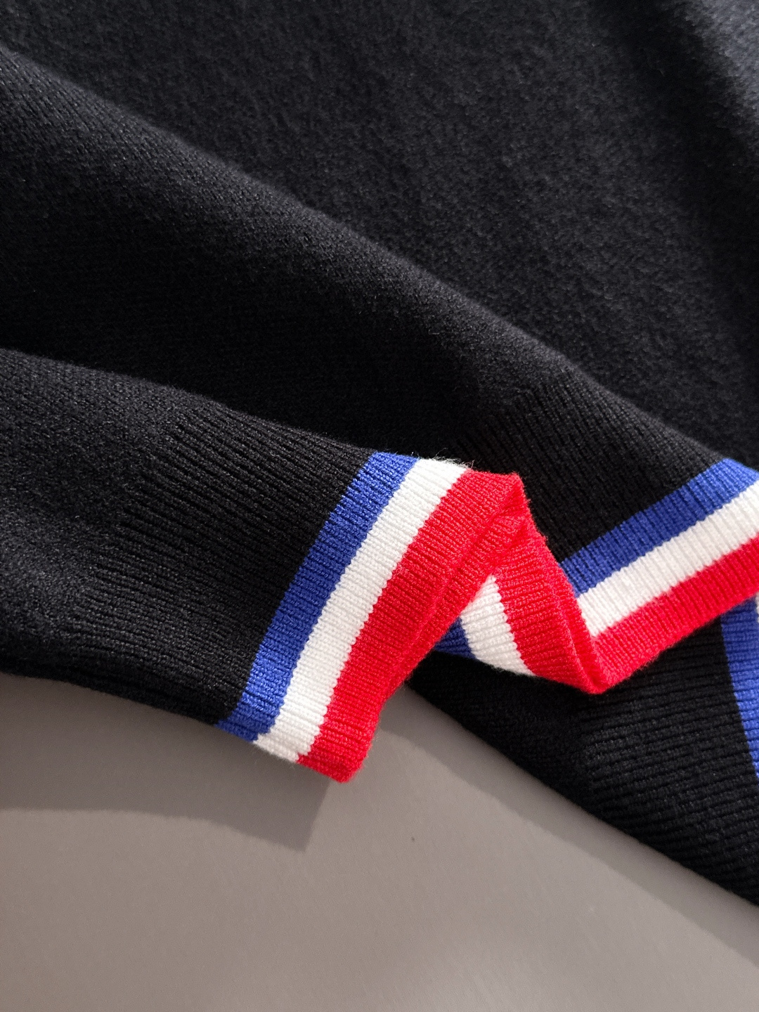 Moncler 2025秋冬新款羊毛毛衣 高品质意大利进口羊毛混纺面料，高密度针织，时尚百搭毛衣，帅气十