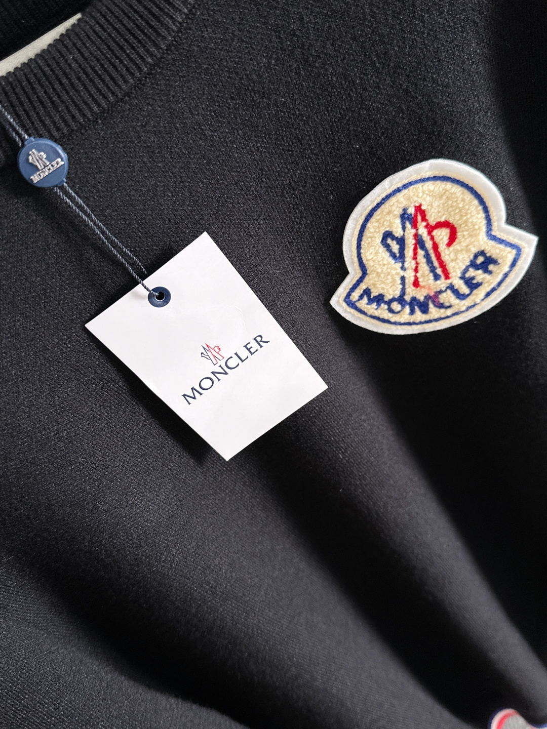Moncler 2025秋冬新款羊毛毛衣 高品质意大利进口羊毛混纺面料，高密度针织，时尚百搭毛衣，帅气十