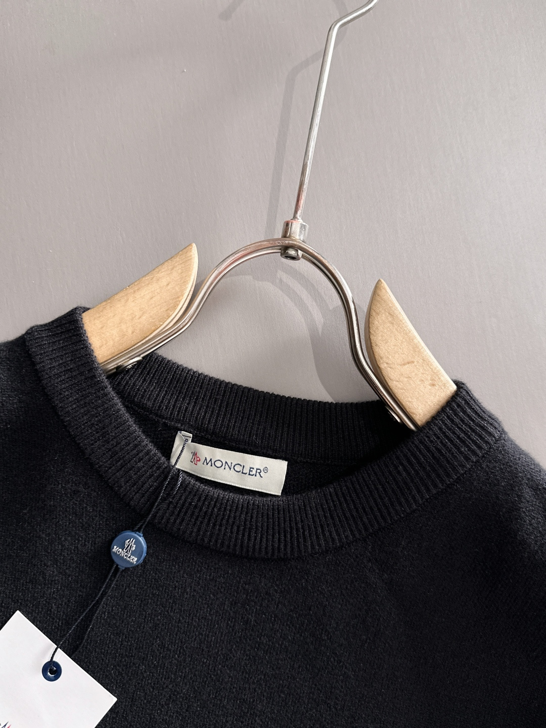 Moncler 2025秋冬新款羊毛毛衣 高品质意大利进口羊毛混纺面料，高密度针织，时尚百搭毛衣，帅气十