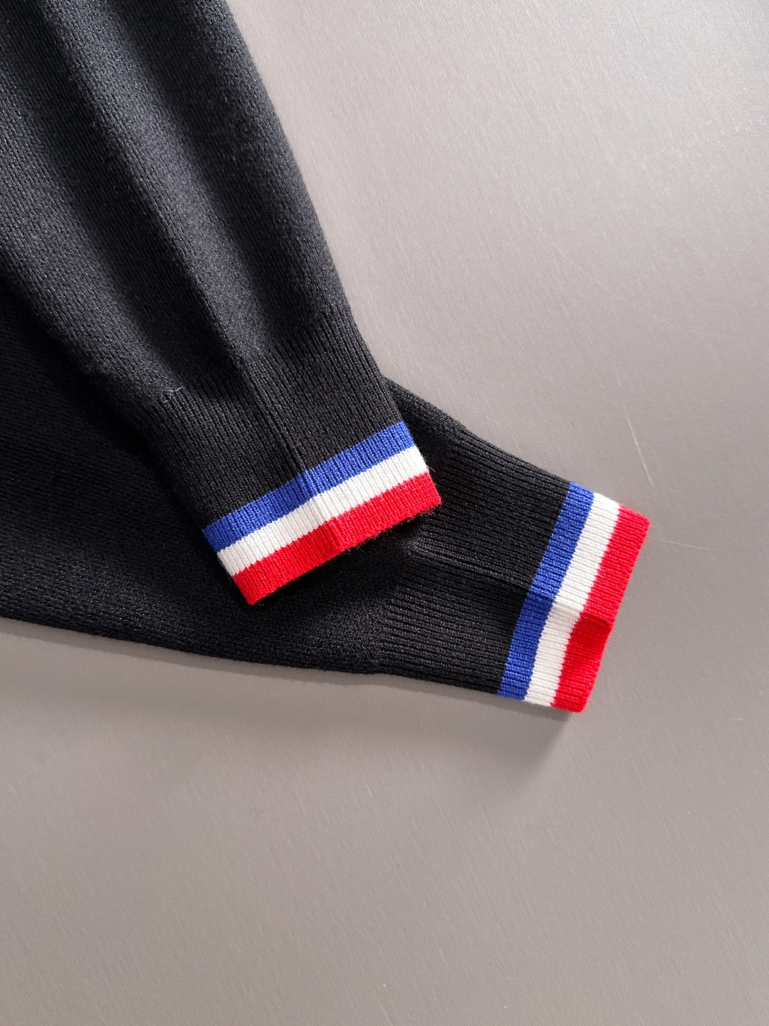 Moncler 2025秋冬新款羊毛毛衣 高品质意大利进口羊毛混纺面料，高密度针织，时尚百搭毛衣，帅气十