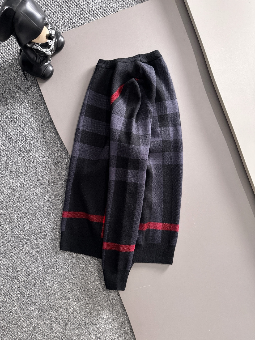 Burberry 2025秋冬新款羊毛毛衣 高品质意大利进口羊毛混纺面料，高密度针织，时尚百搭毛衣，帅气