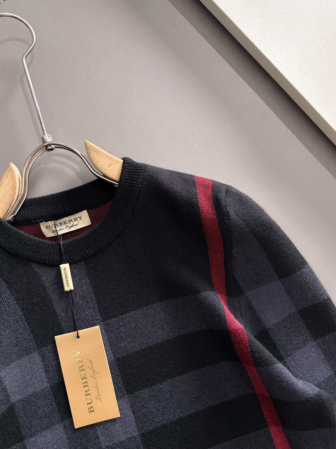 Burberry 2025秋冬新款羊毛毛衣 高品质意大利进口羊毛混纺面料，高密度针织，时尚百搭毛衣，帅气