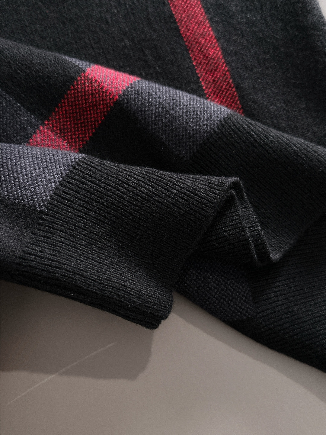 Burberry 2025秋冬新款羊毛毛衣 高品质意大利进口羊毛混纺面料，高密度针织，时尚百搭毛衣，帅气