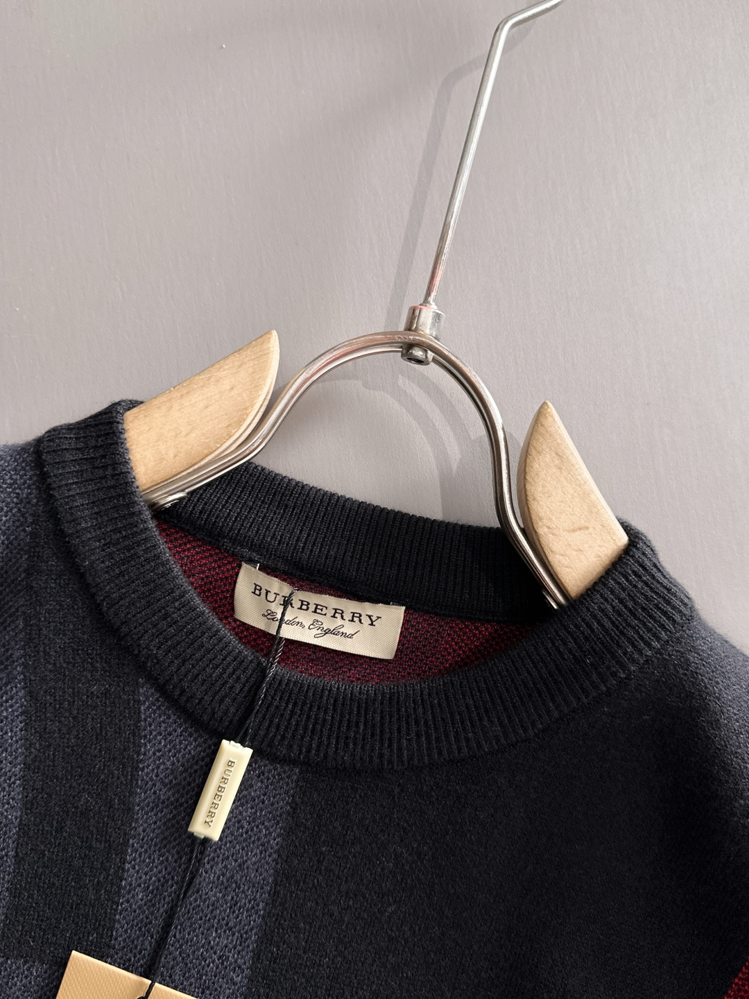 Burberry 2025秋冬新款羊毛毛衣 高品质意大利进口羊毛混纺面料，高密度针织，时尚百搭毛衣，帅气